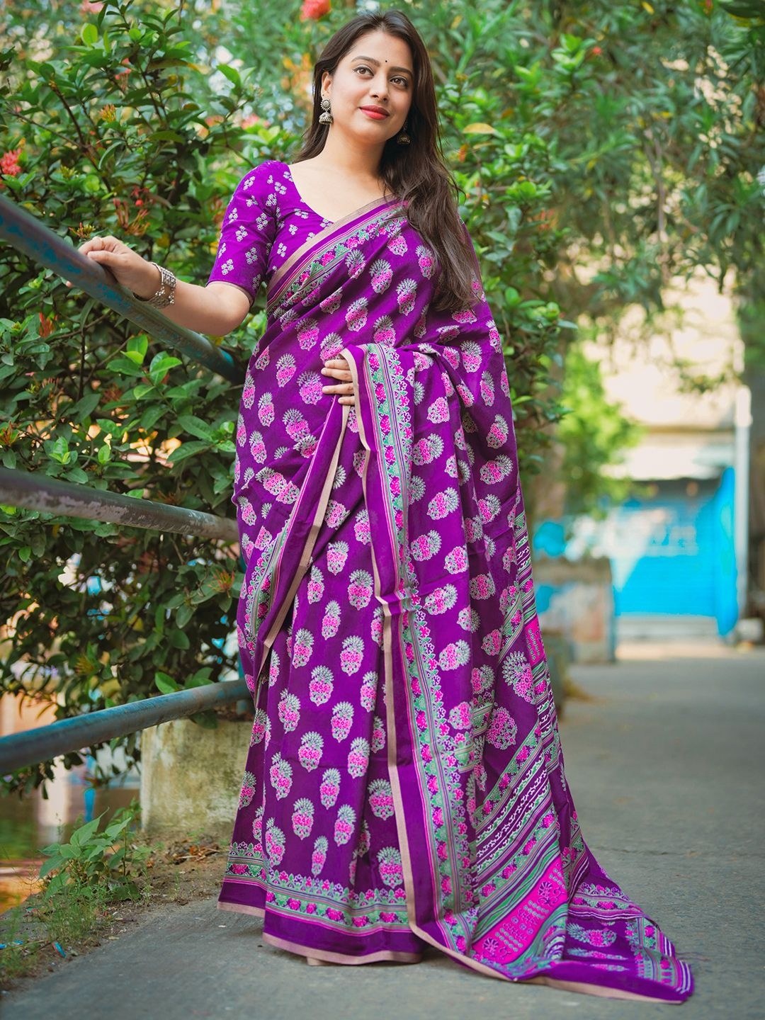 

DIVASTRI Ethnic Motifs Printed Zari Saree, Purple