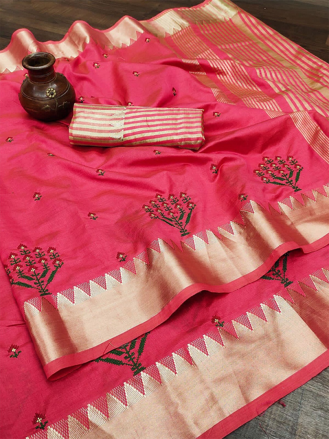 

DIVASTRI Floral Embroidered Silk Cotton Banarasi Saree, Pink