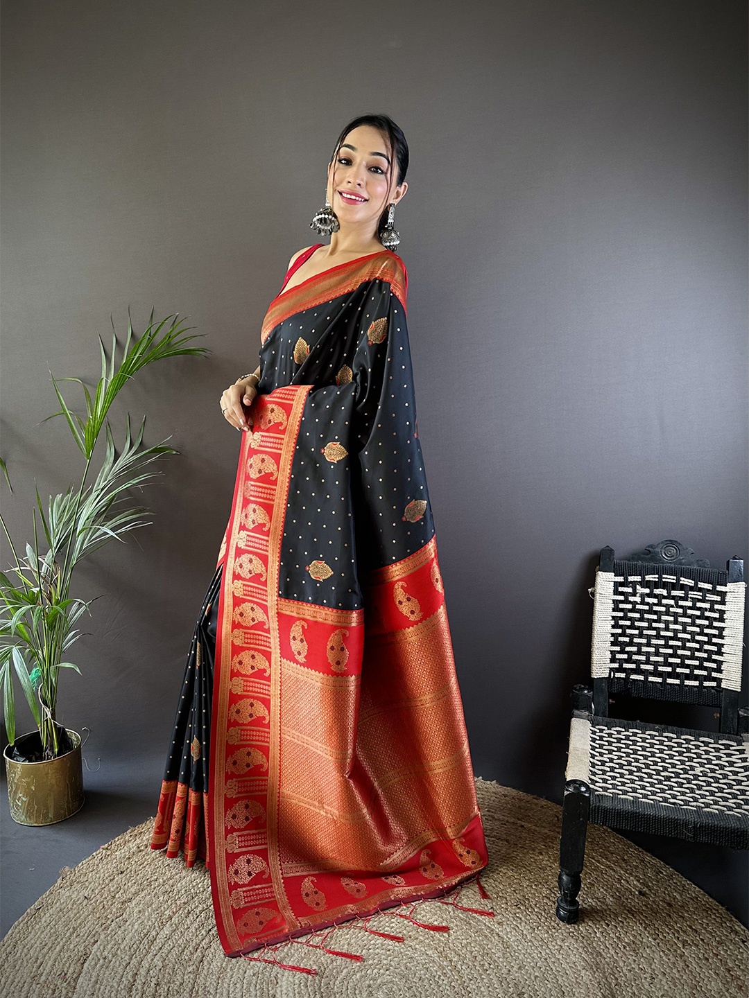 

DIVASTRI Woven Design Zari Banarasi Saree, Black