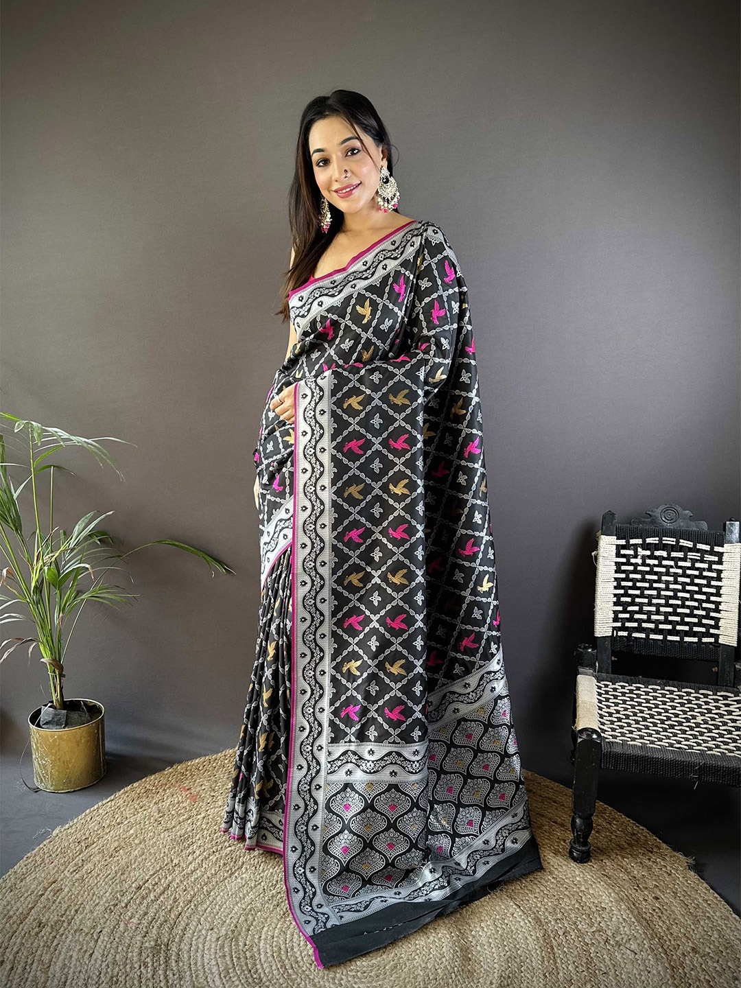 

DIVASTRI Woven Design Zari Silk Blend Banarasi Saree, Black