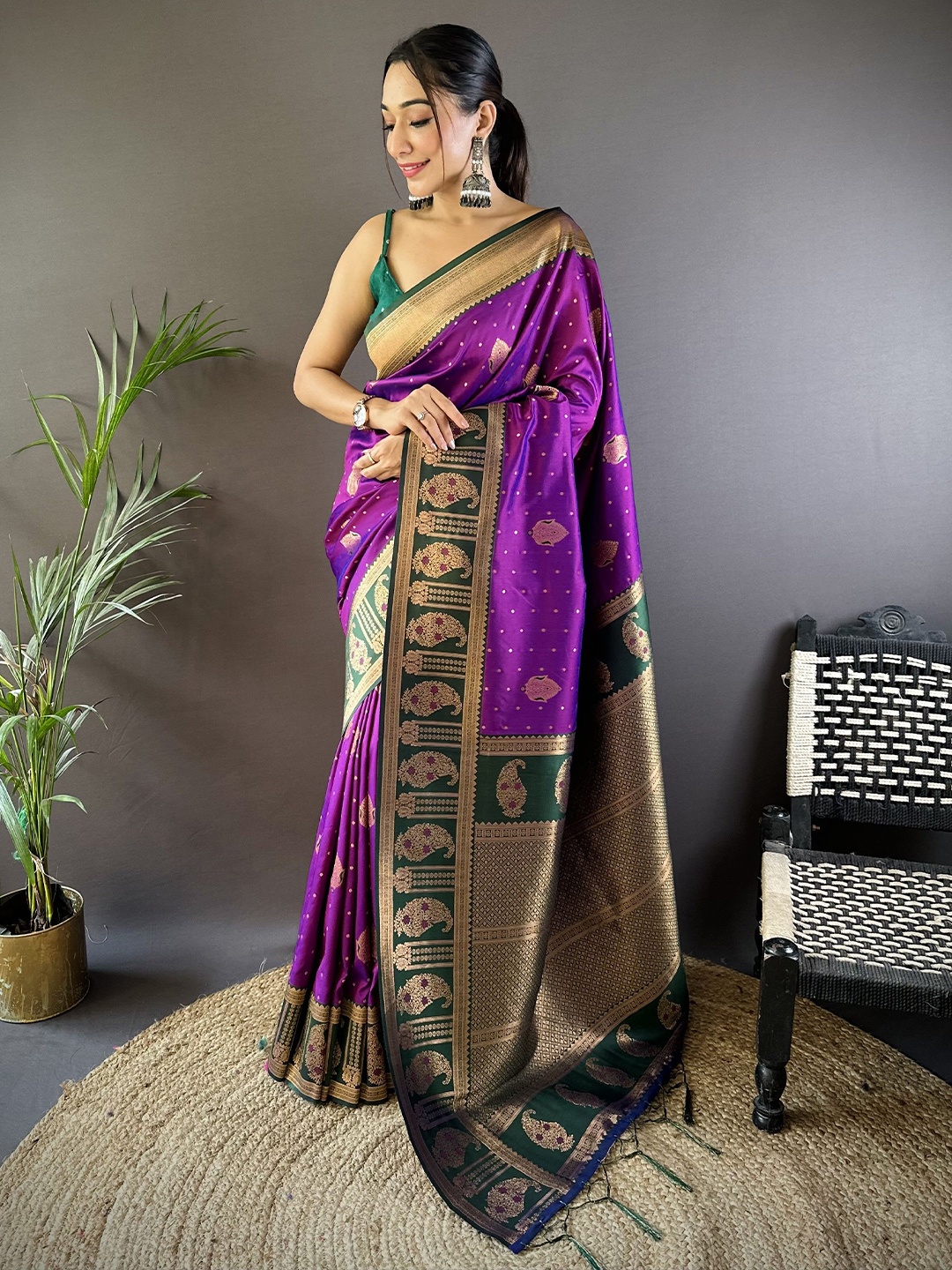 

DIVASTRI Ethnic Motifs Zari Silk Blend Banarasi Saree, Purple