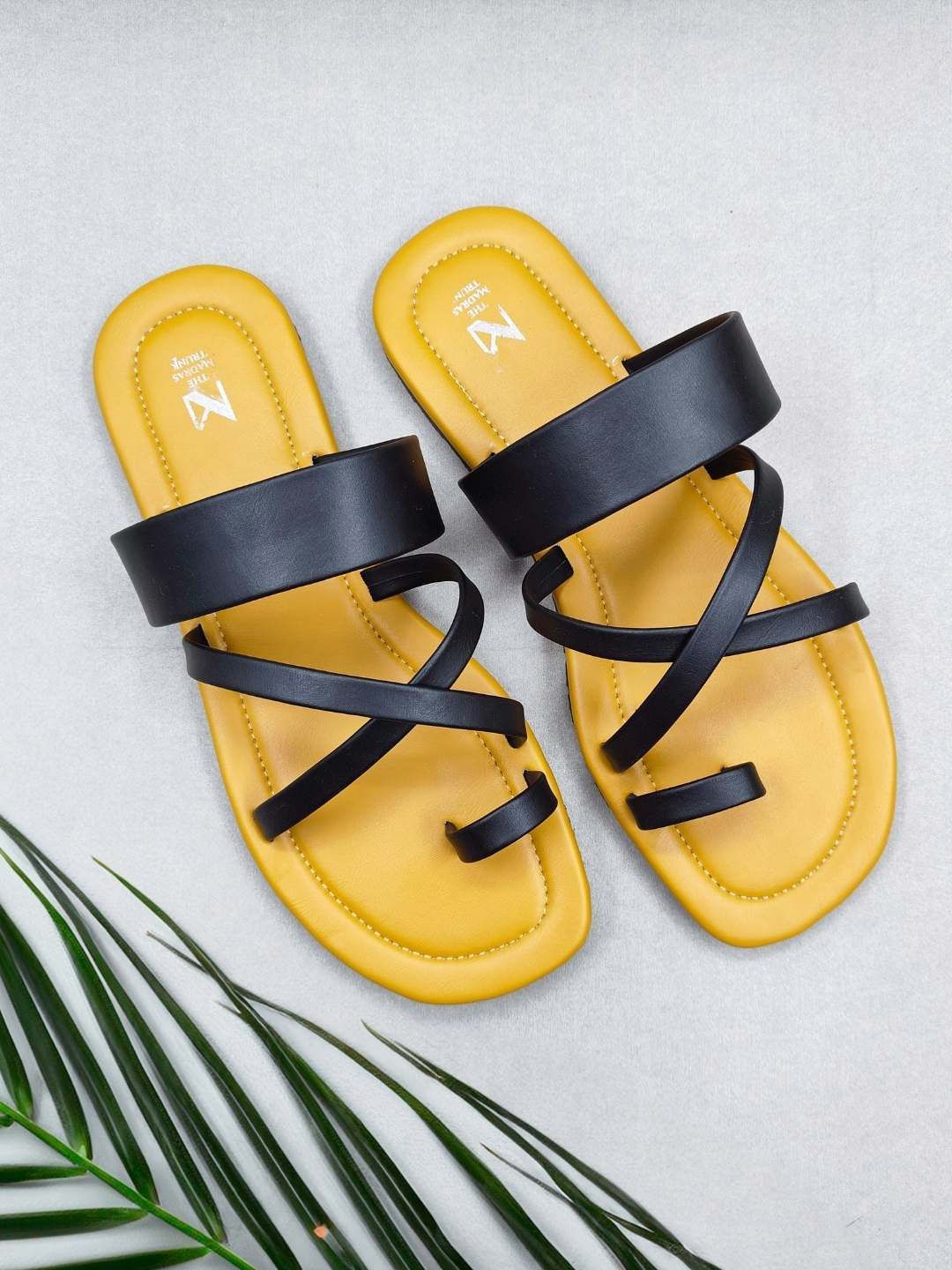 

THE MADRAS TRUNK One Toe Flats, Yellow