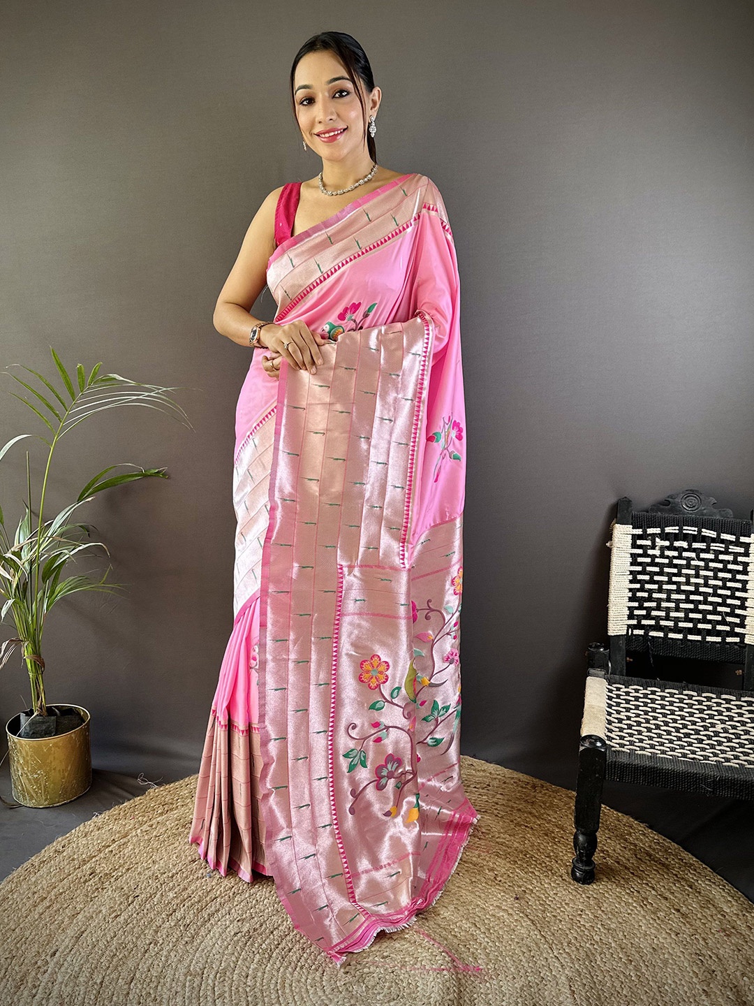 

DIVASTRI Floral Zari Silk Blend Paithani Saree, Pink