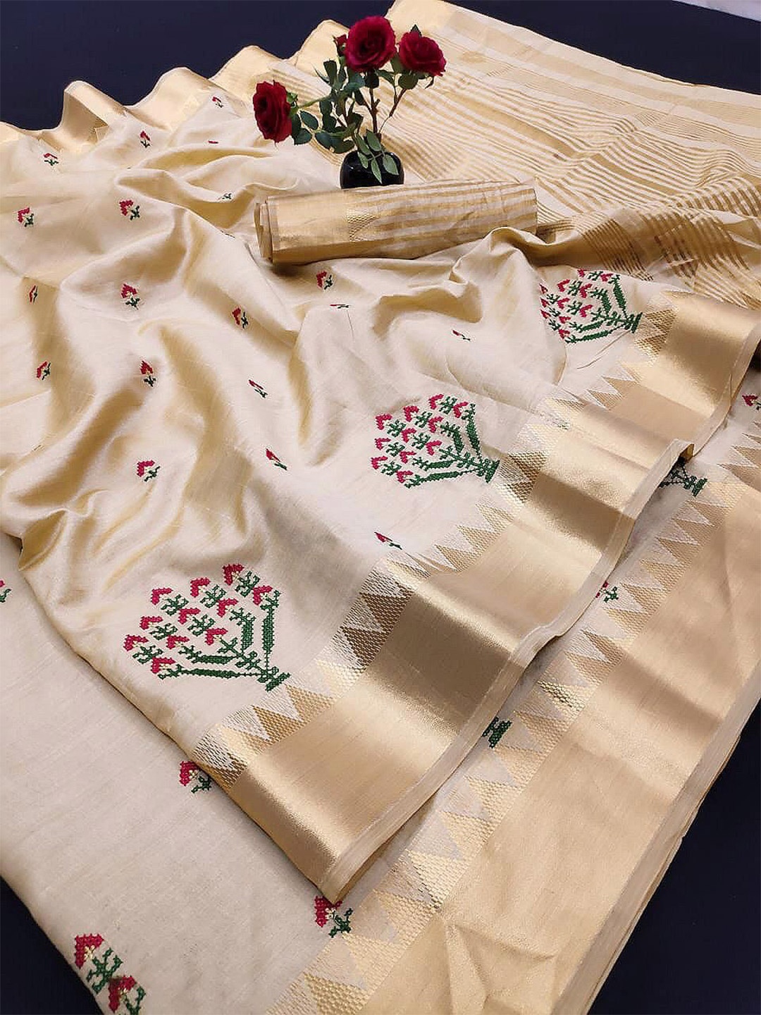 

DIVASTRI Floral Embroidered Banarasi Saree With Unstiched Blouse Piece, Cream