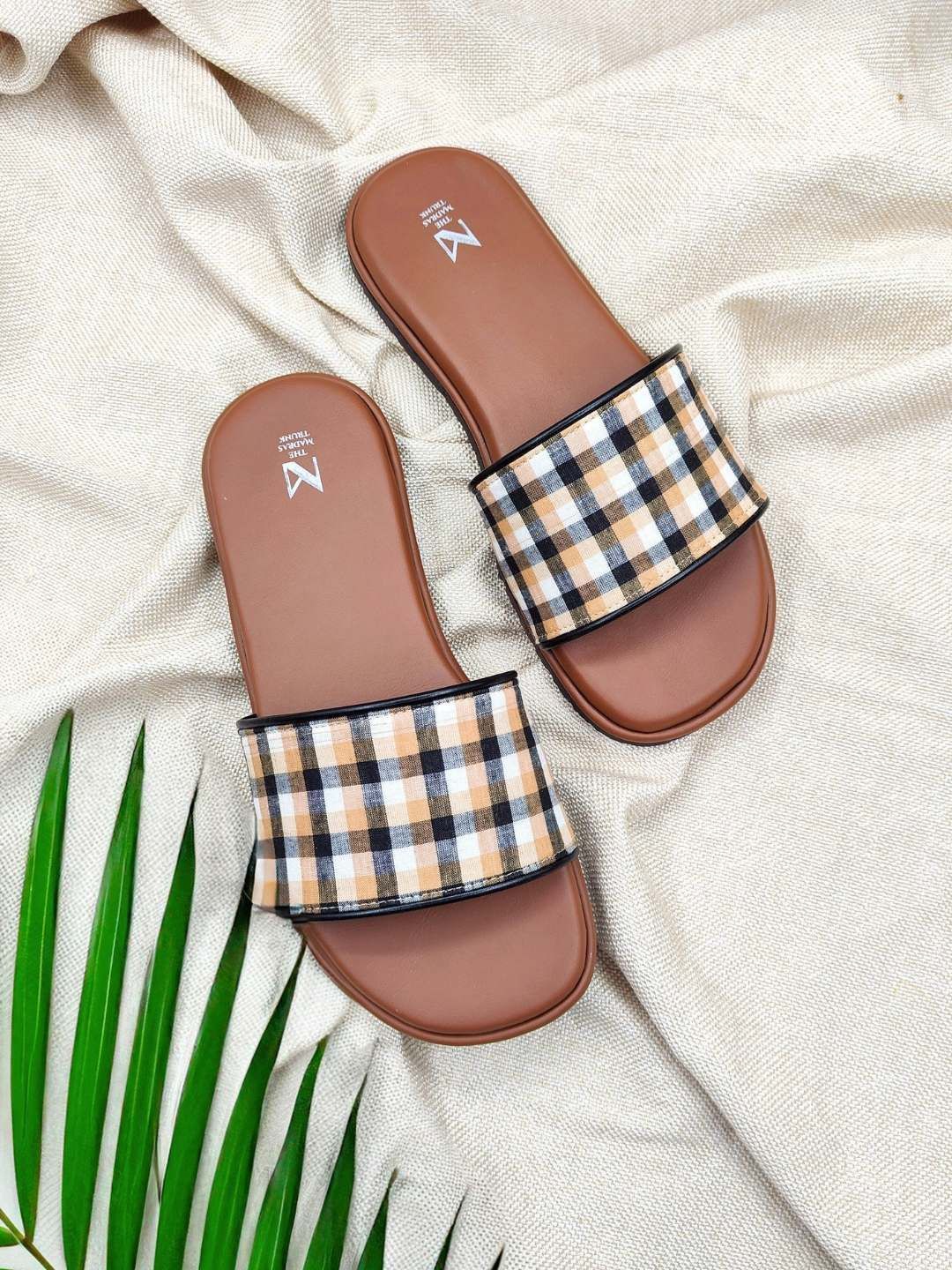 

THE MADRAS TRUNK Men Printed Open Toe Flats, Tan