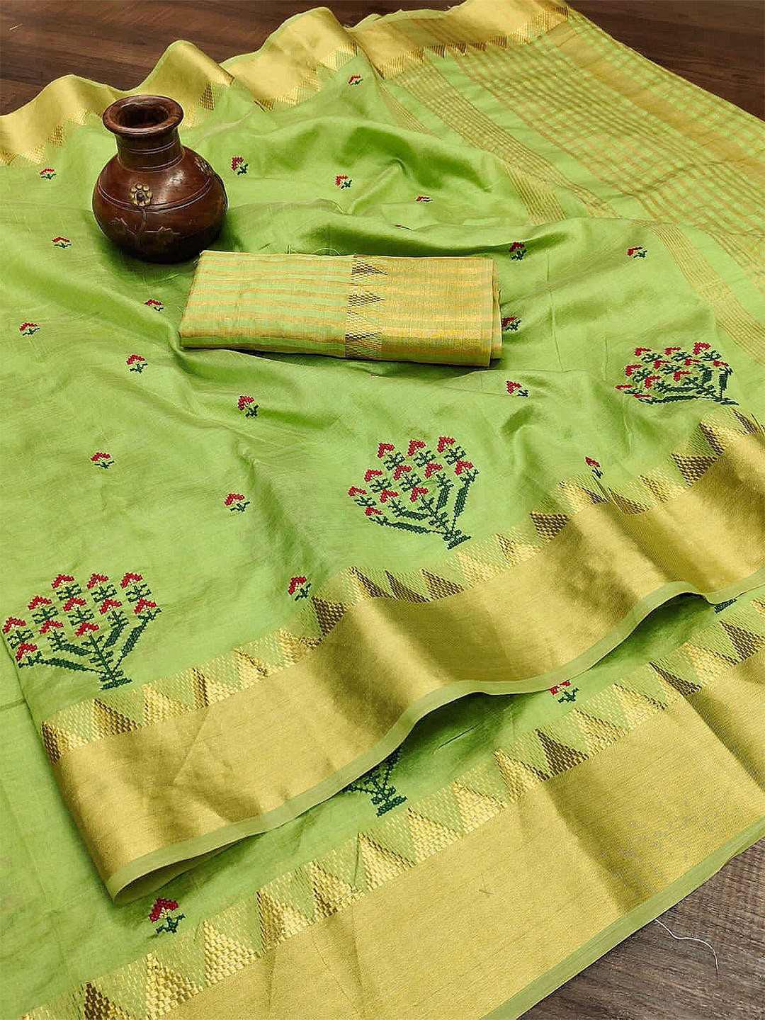 

DIVASTRI Floral Embroidered Banarasi Saree, Green