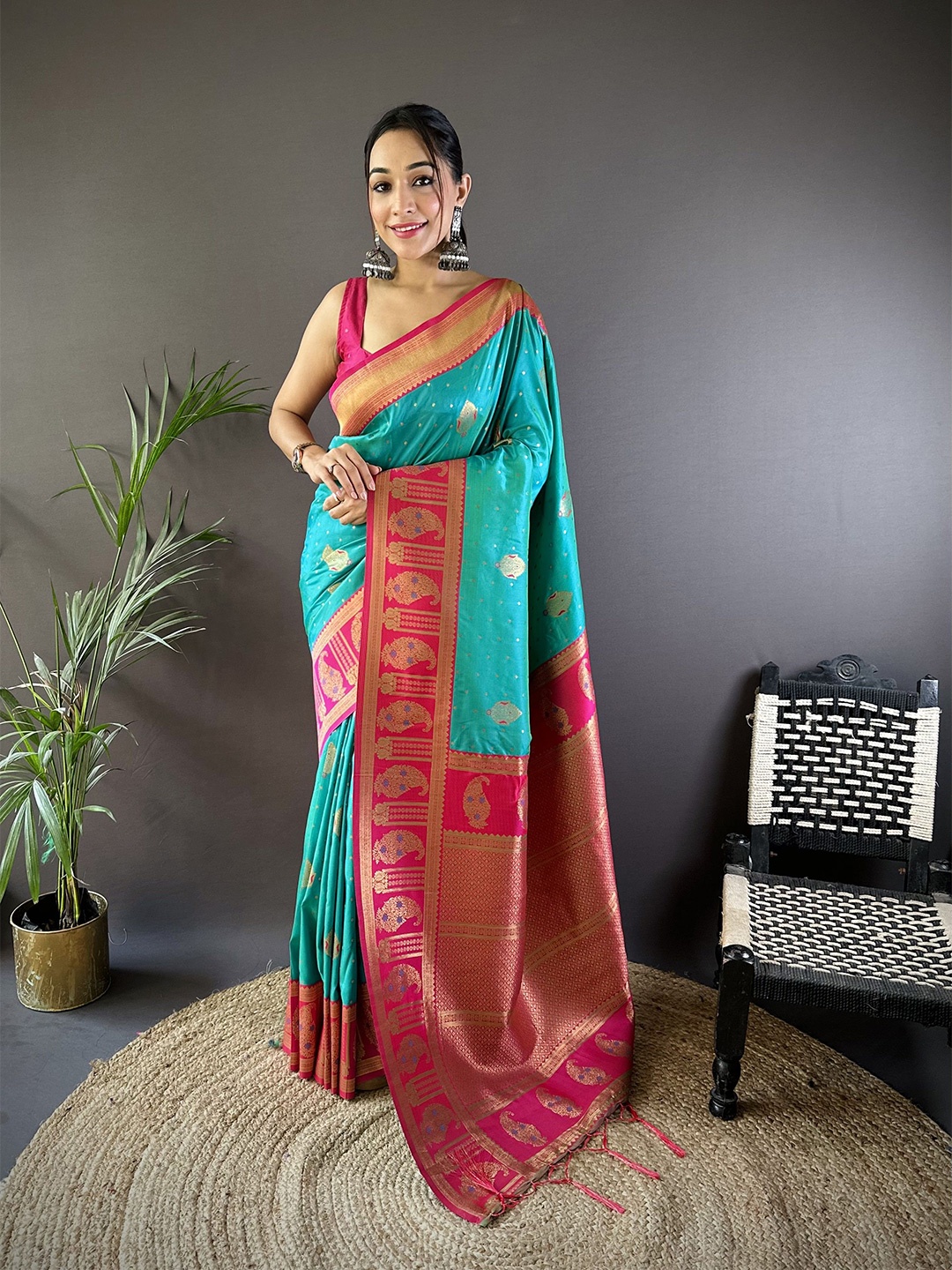 

DIVASTRI Ethnic Motifs Zari Silk Blend Banarasi Saree, Teal