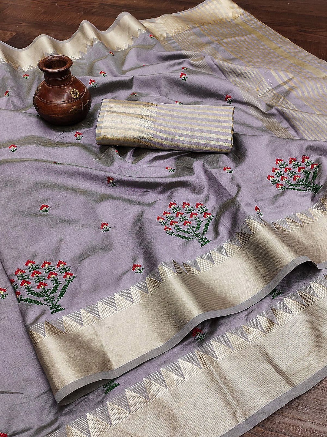 

DIVASTRI Floral Embroidered Silk Cotton Banarasi Saree, Grey