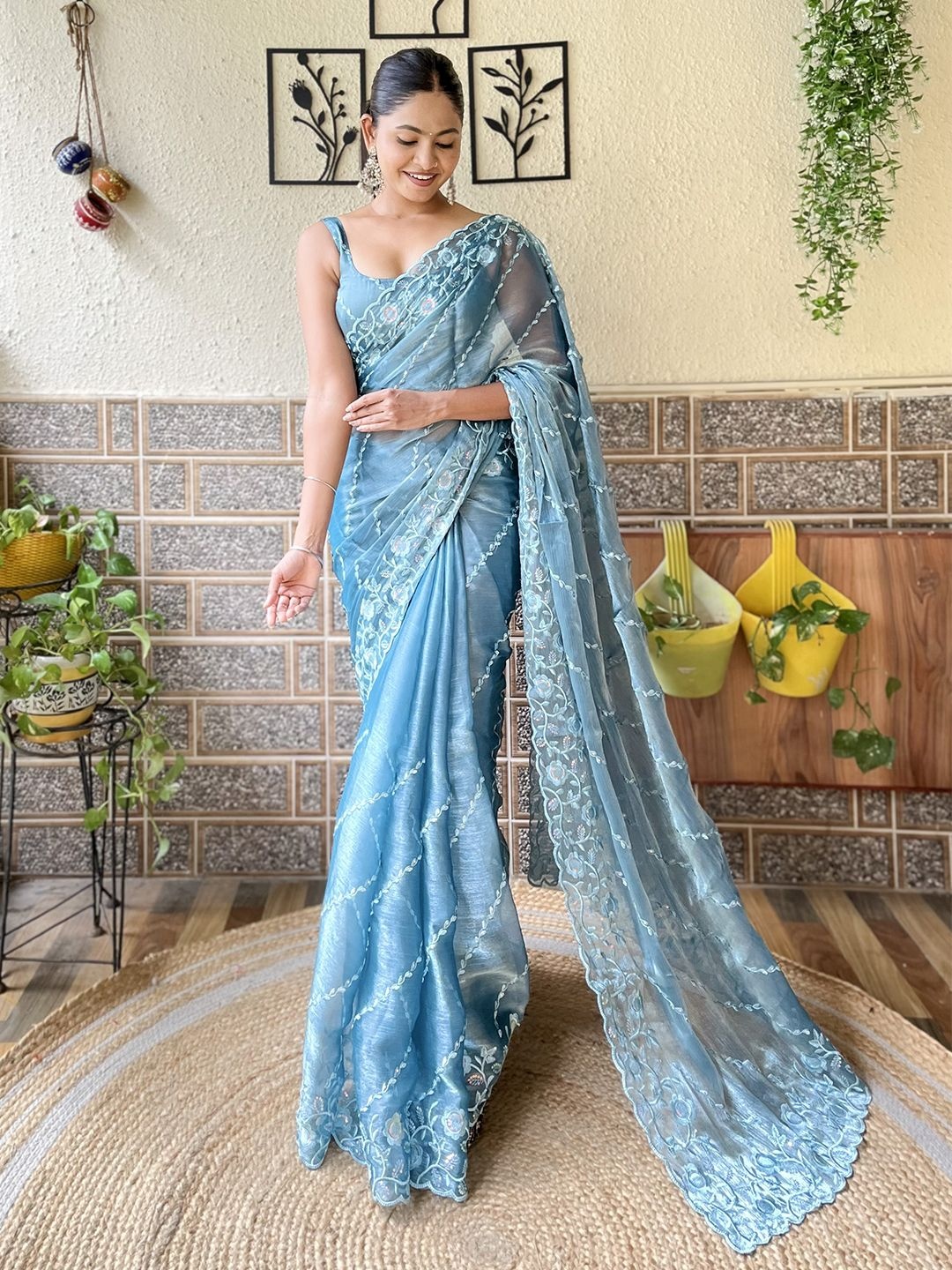 

DIVASTRI Floral Sequinned Silk Blend Saree, Blue