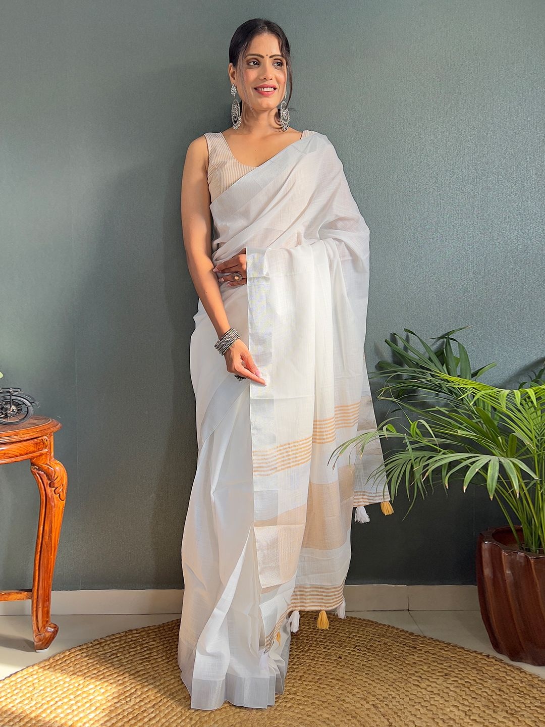 

DIVASTRI Striped Linen Blend Saree, Peach