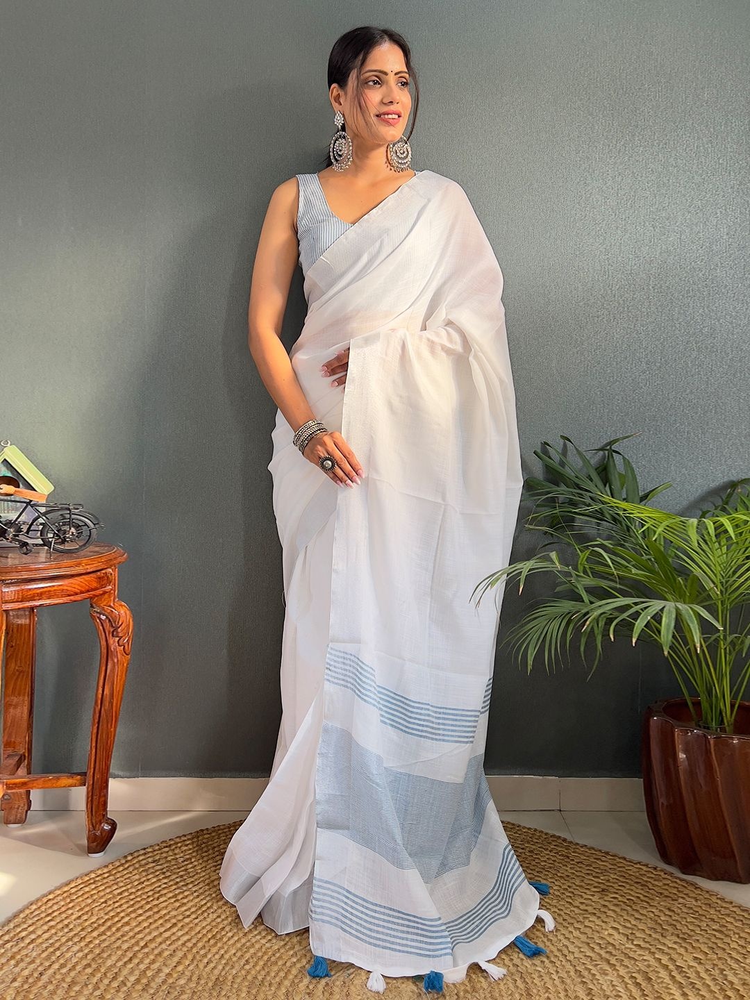 

DIVASTRI Striped Linen Blend Ready to Wear Saree, Blue