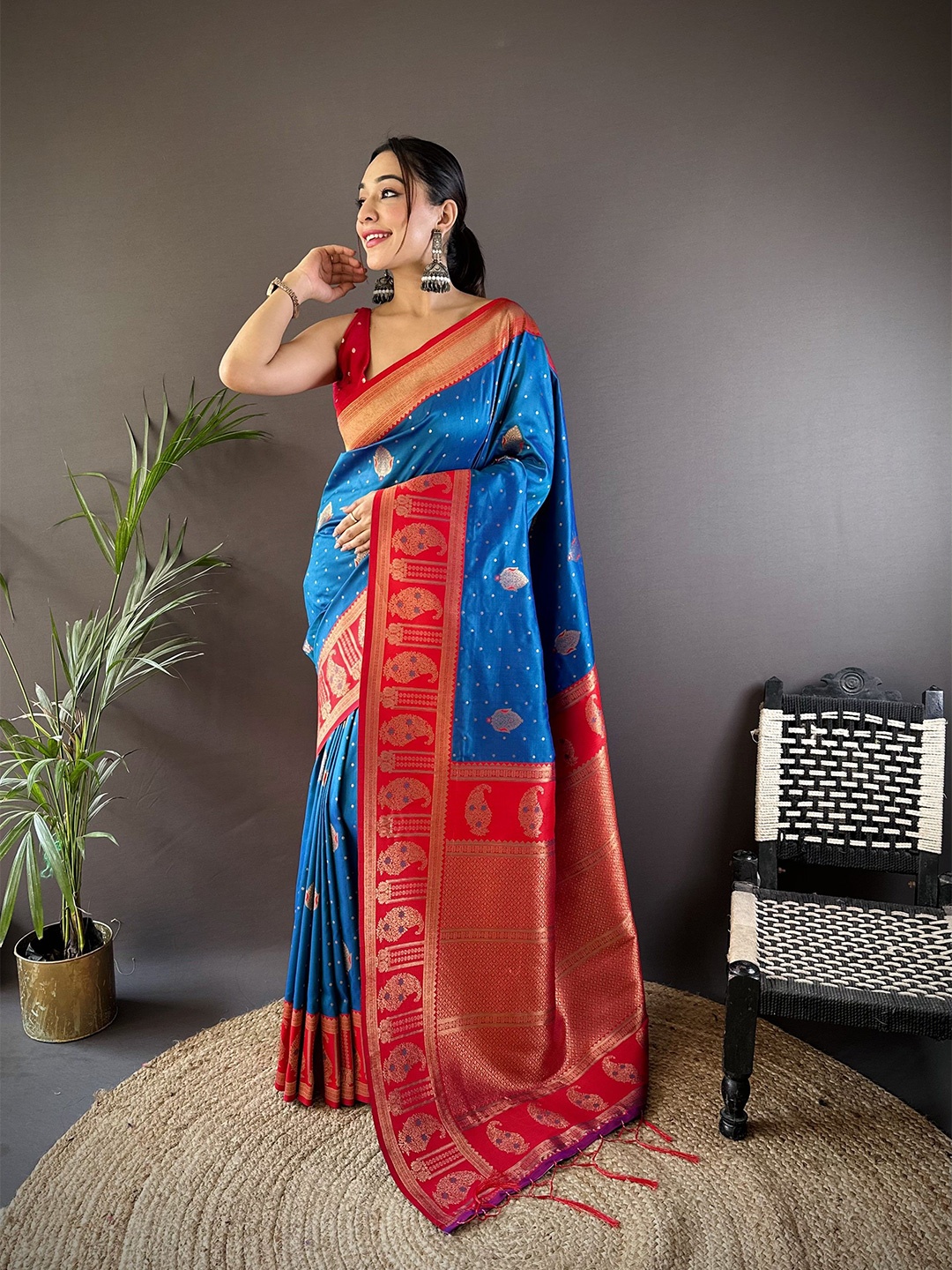 

DIVASTRI Ethnic Motifs Zari Silk Blend Banarasi Saree, Blue