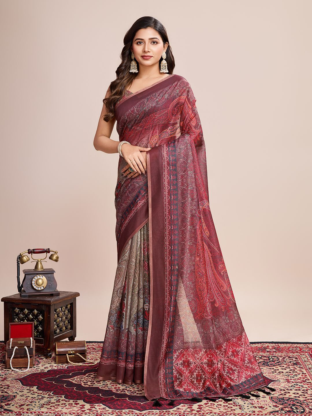 

DIVASTRI Ethnic Motifs Printed Saree With Blouse Piece, Maroon