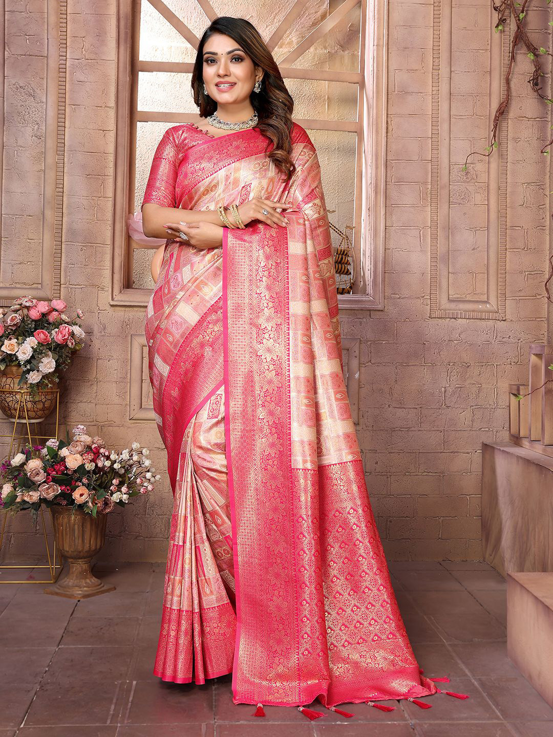 

DIVASTRI Floral Woven Design Zari Banarasi Saree With Unstitched Blouse Piece, Pink
