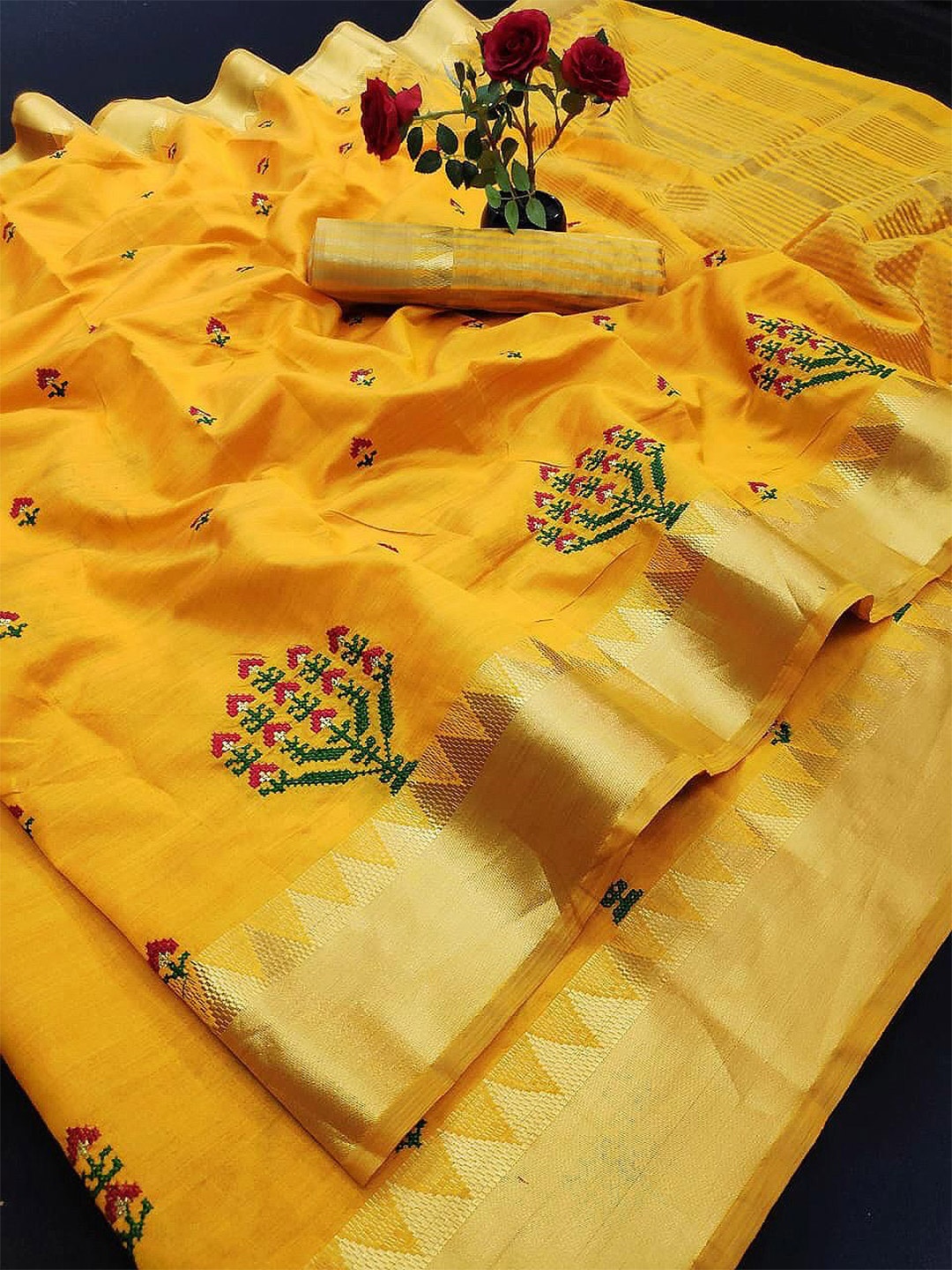 

DIVASTRI Floral Embroidered Silk Cotton Banarasi Saree, Yellow
