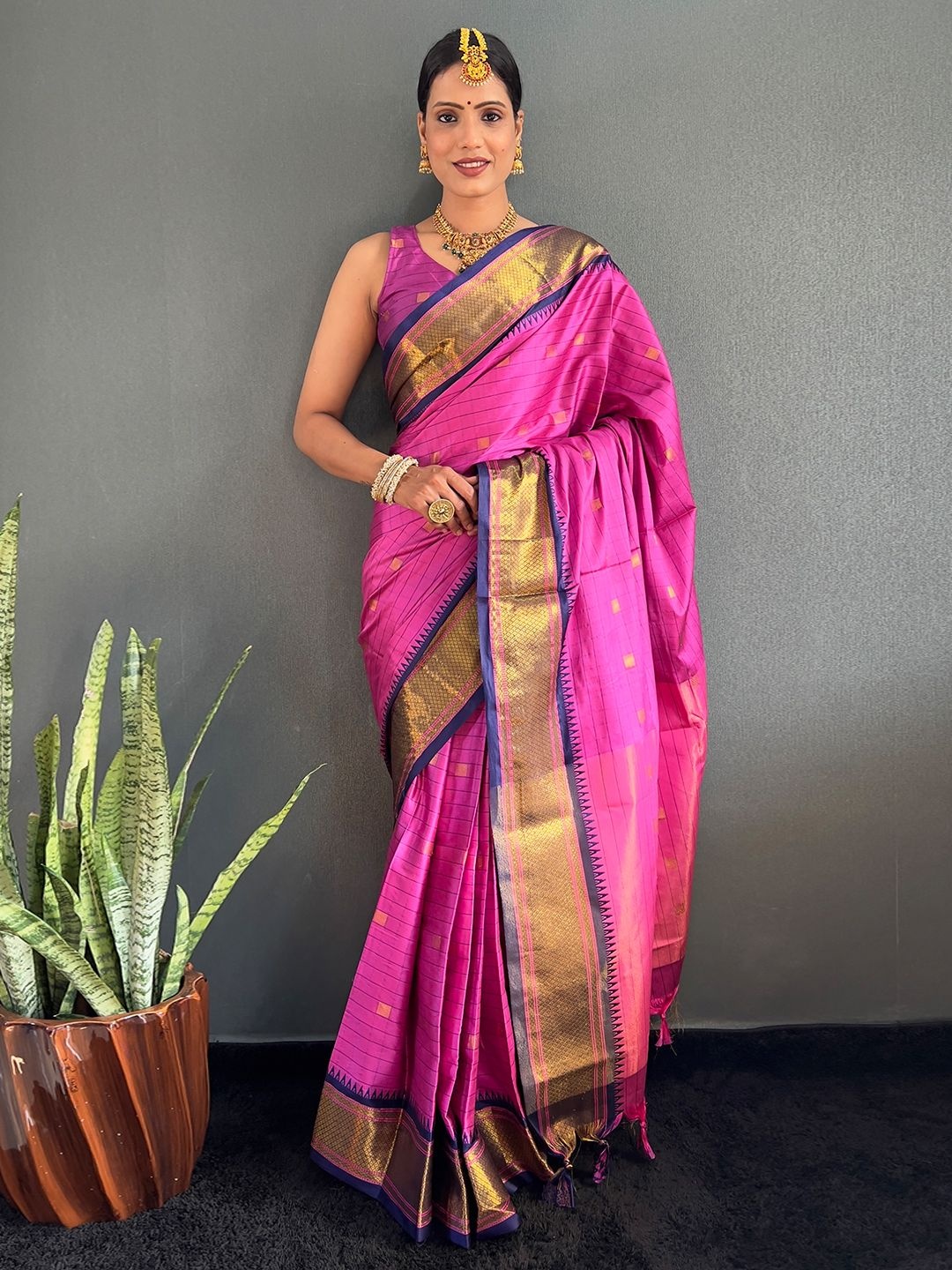 

DIVASTRI Woven Design Zari Ready to Wear Saree, Pink
