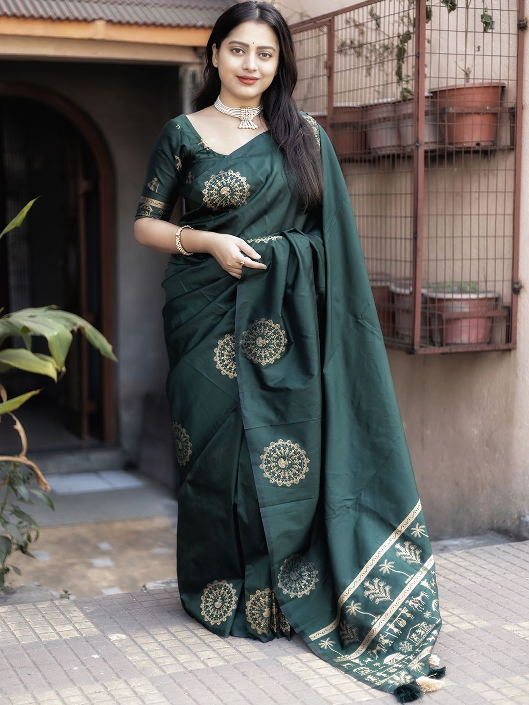 

DIVASTRI Warli Woven Design Zari Banarasi Saree, Green