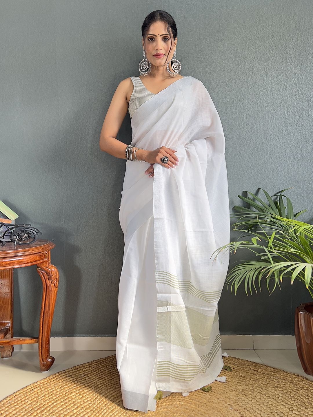 

DIVASTRI Striped Linen Blend Saree, Green