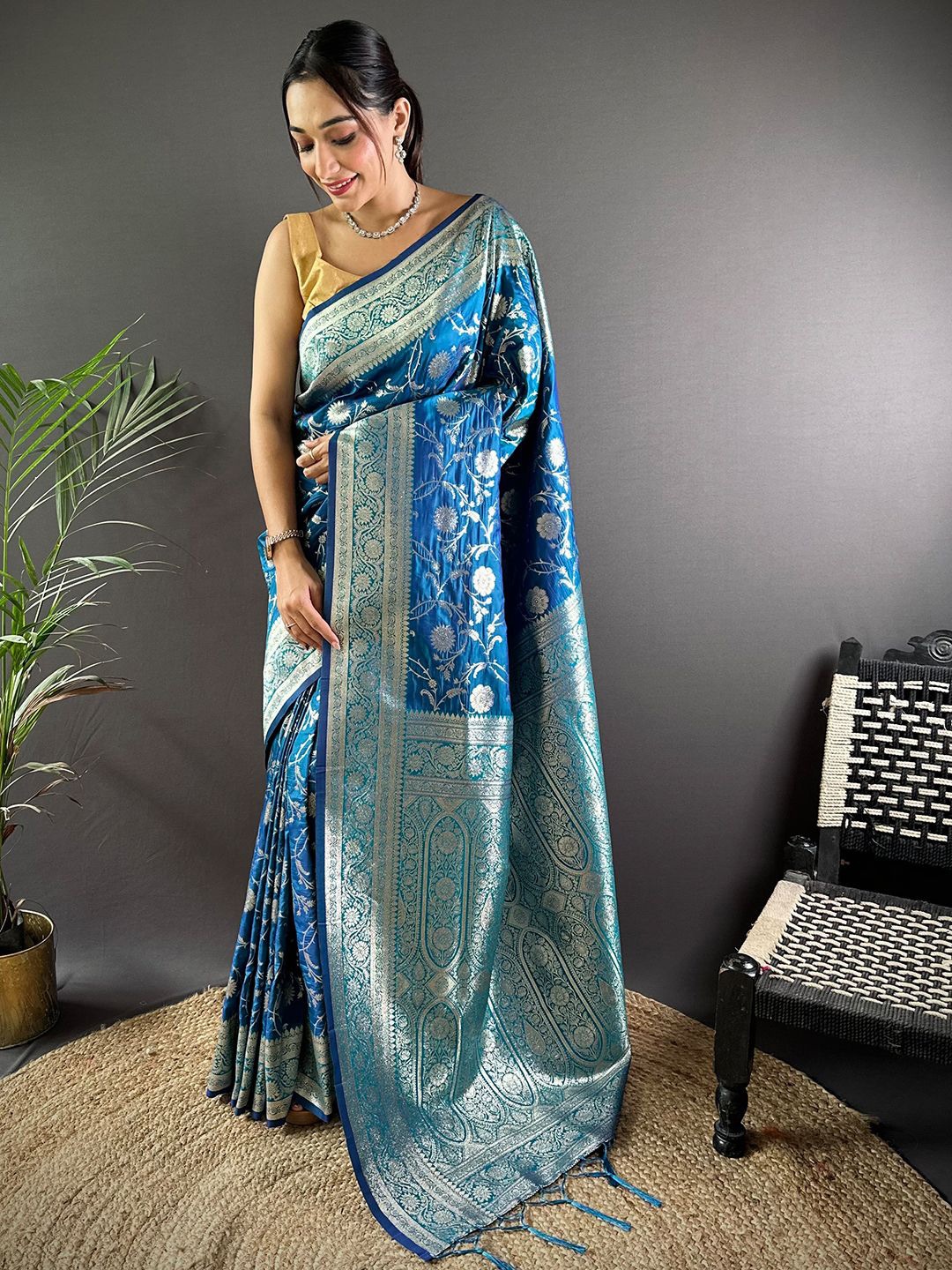 

DIVASTRI Woven Design Zari Silk Blend Banarasi Saree, Blue