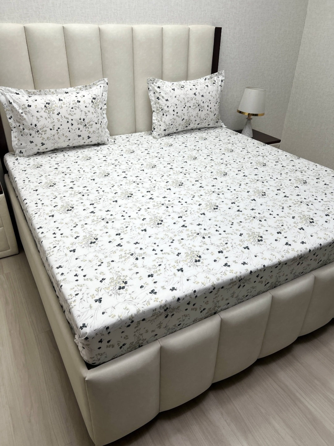 

Pure Decor mansion Grey Printed Pure Cotton 380TC King Bedsheet Set - 2.74 m x 2.74 m, White