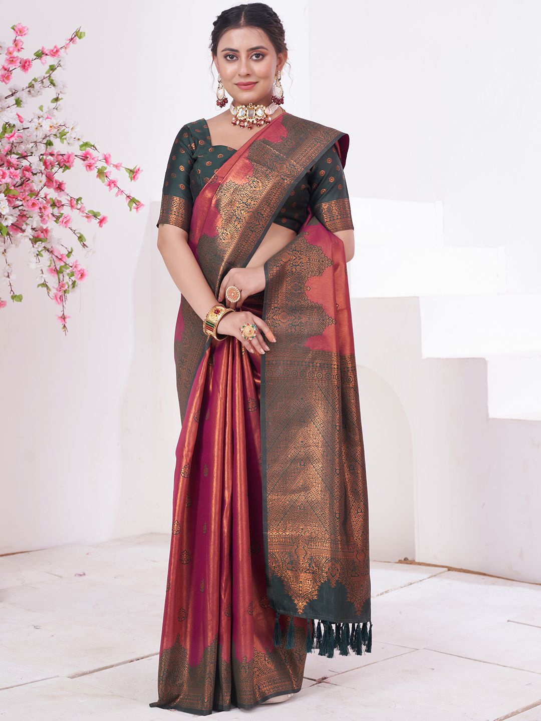 

DIVASTRI Woven Design Zari Silk Blend Kanjeevaram Saree, Red