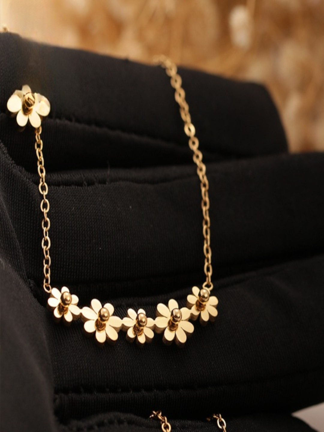 

DressBerry Women Flower-Shaped Minimal Design Chain, Gold