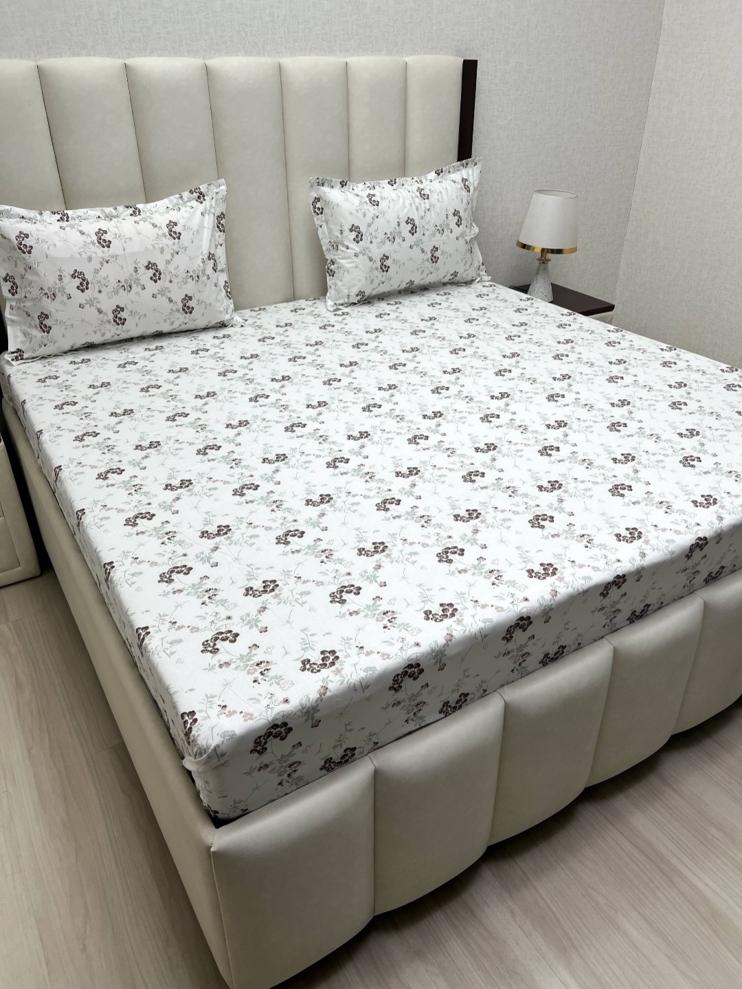 

Pure Decor lifestyle Mansion White & Grey Cotton 500 TC King Bedsheet Set 2.74m X 2.74m