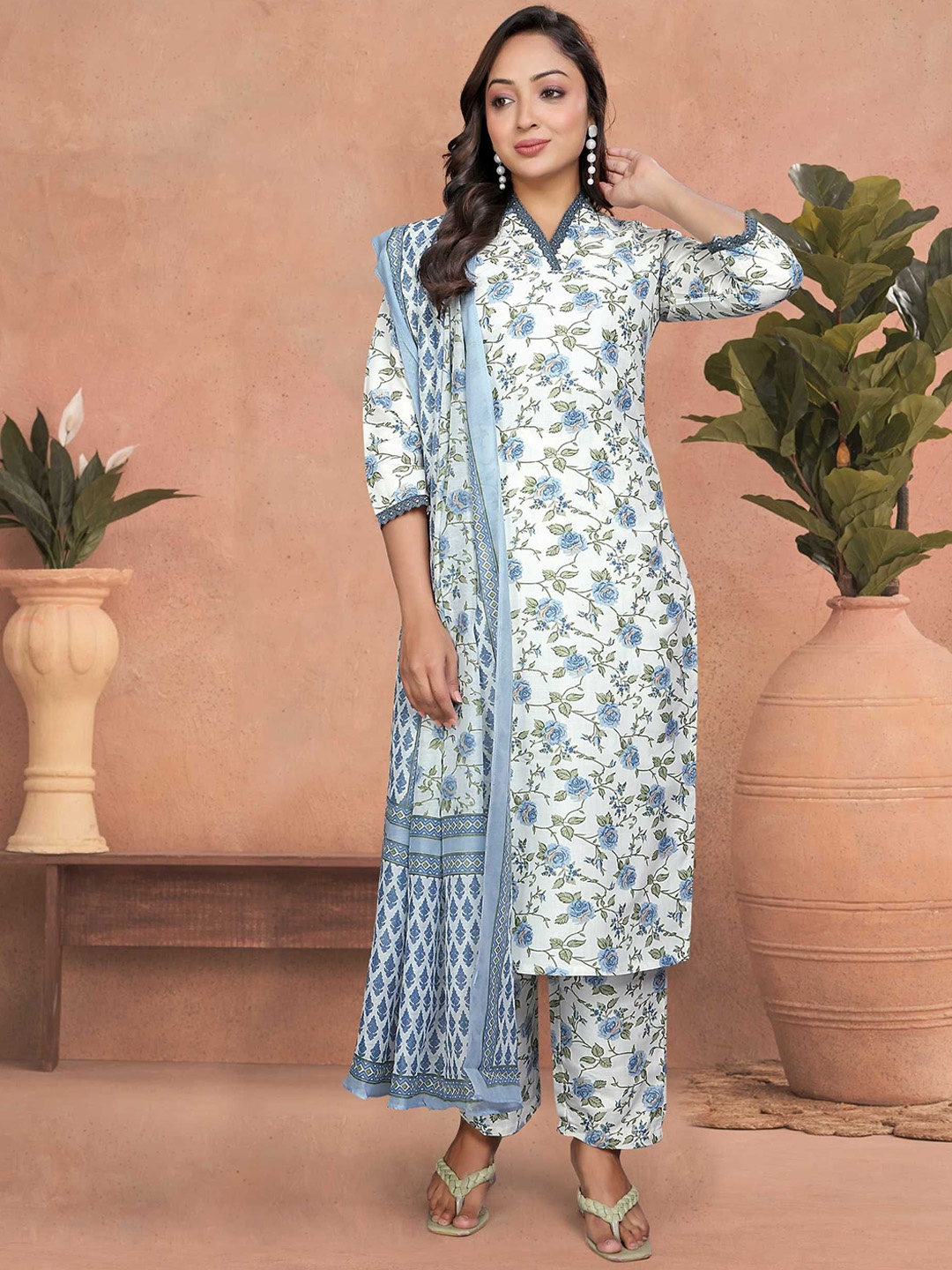 

DIVASTRI Floral Printed V Neck Pure Cotton Kurta With Trousers & Dupatta, Blue