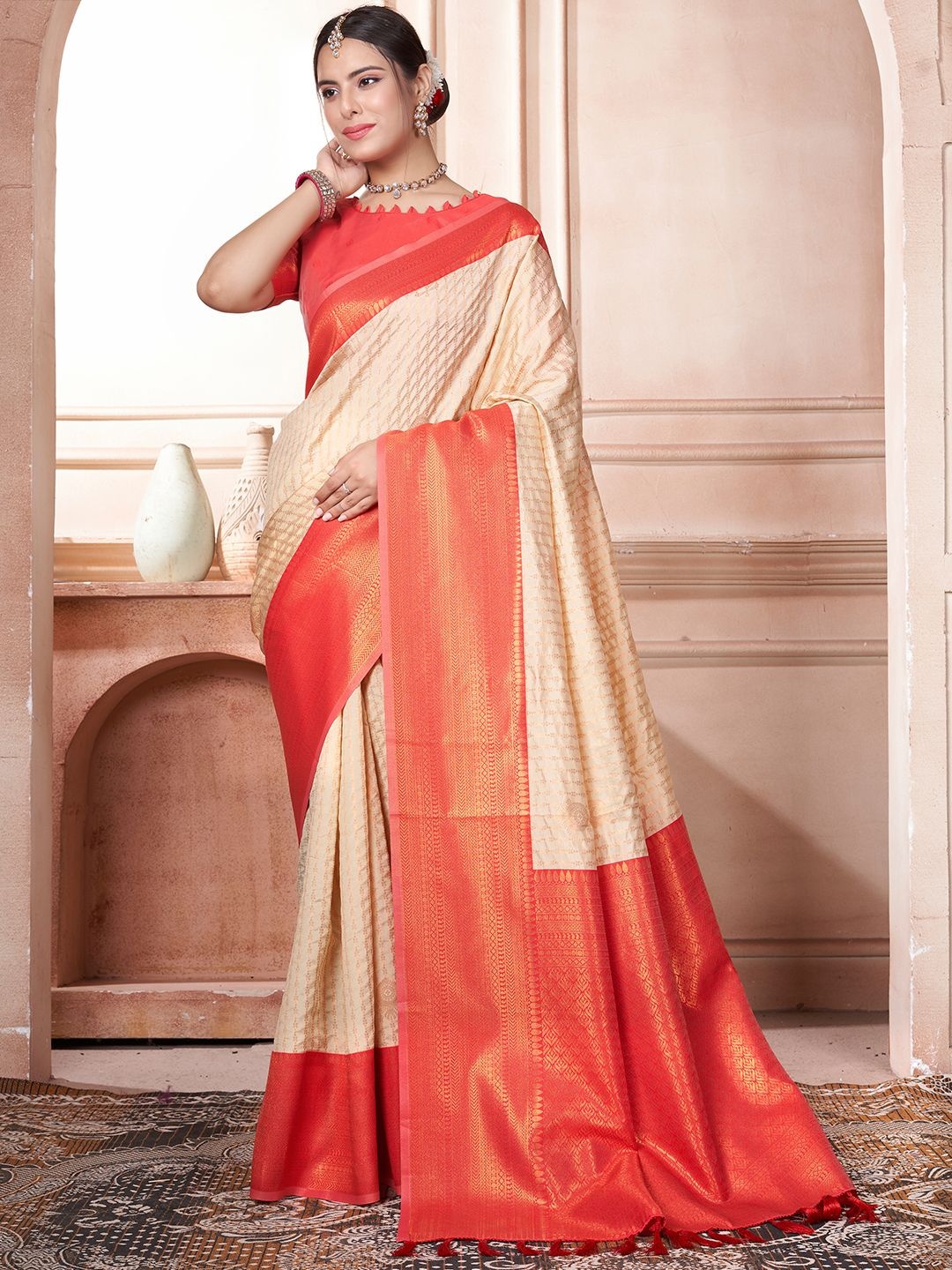 

DIVASTRI Woven Design Zari Silk Blend Kanjeevaram Saree, Cream