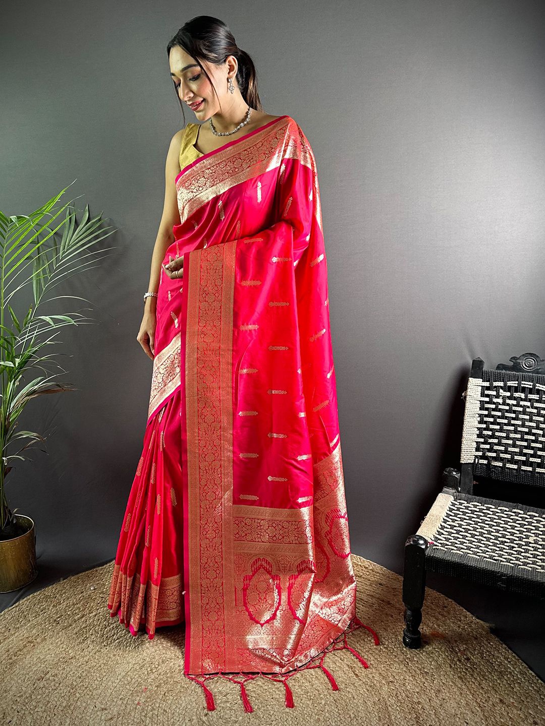 

DIVASTRI Woven Design Zari Silk Blend Banarasi Saree, Pink