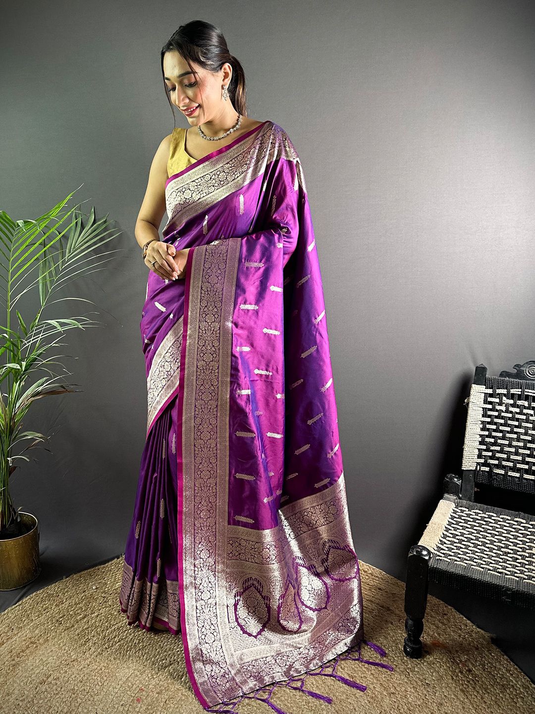 

DIVASTRI Woven Design Zari Silk Blend Banarasi Saree, Purple