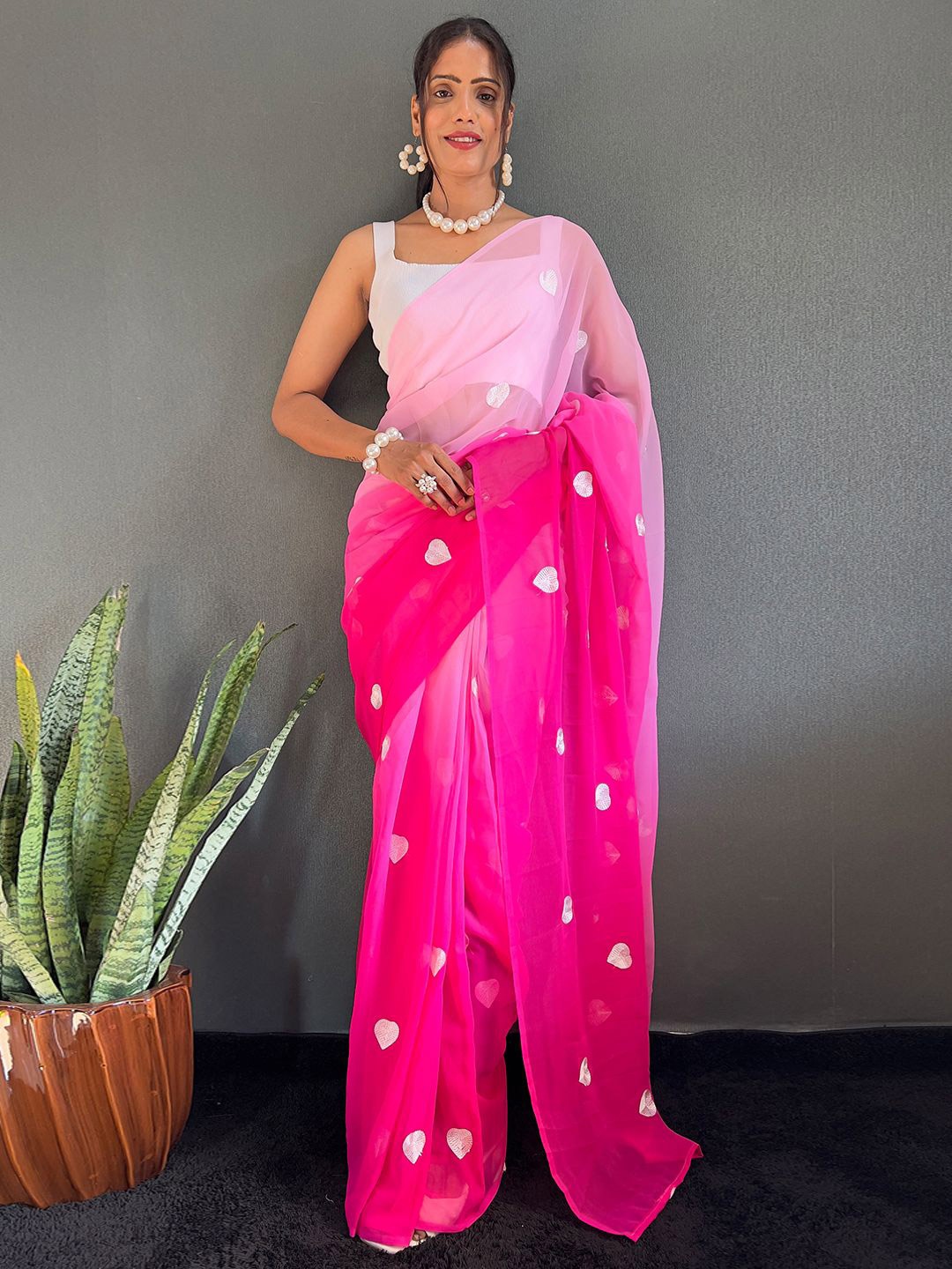 

DIVASTRI Poly Georgette Ready to Wear Saree, Pink