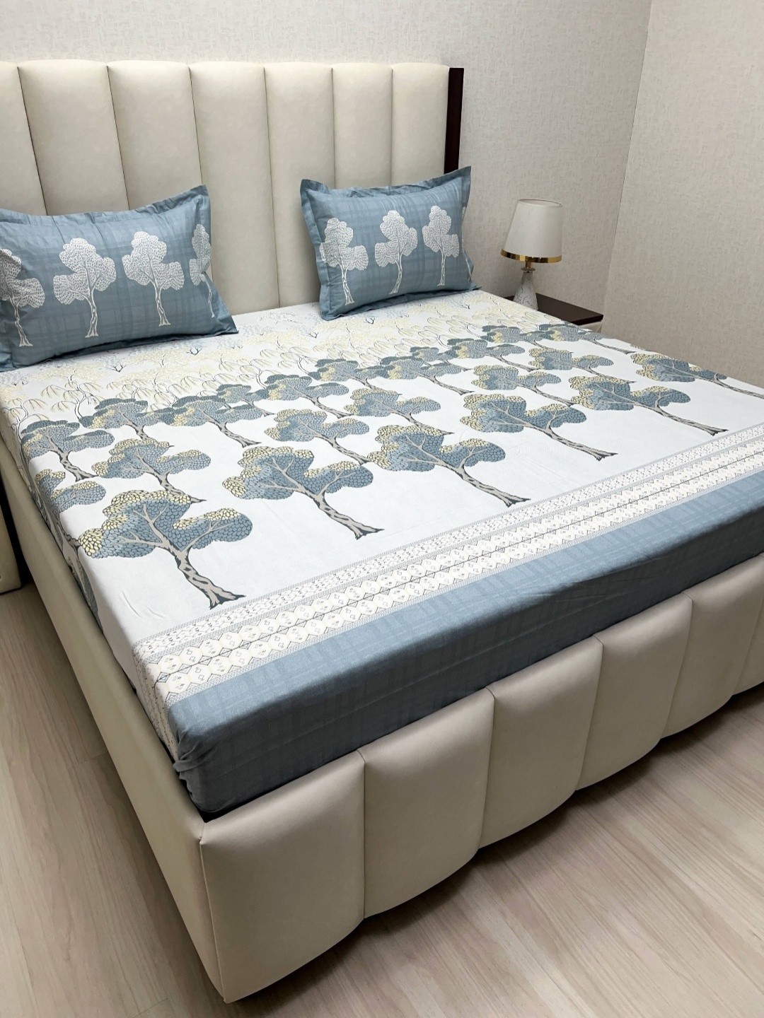 

Pure Decor Blue & White Floral 400 TC King Bedsheet with 2 Pillow Covers