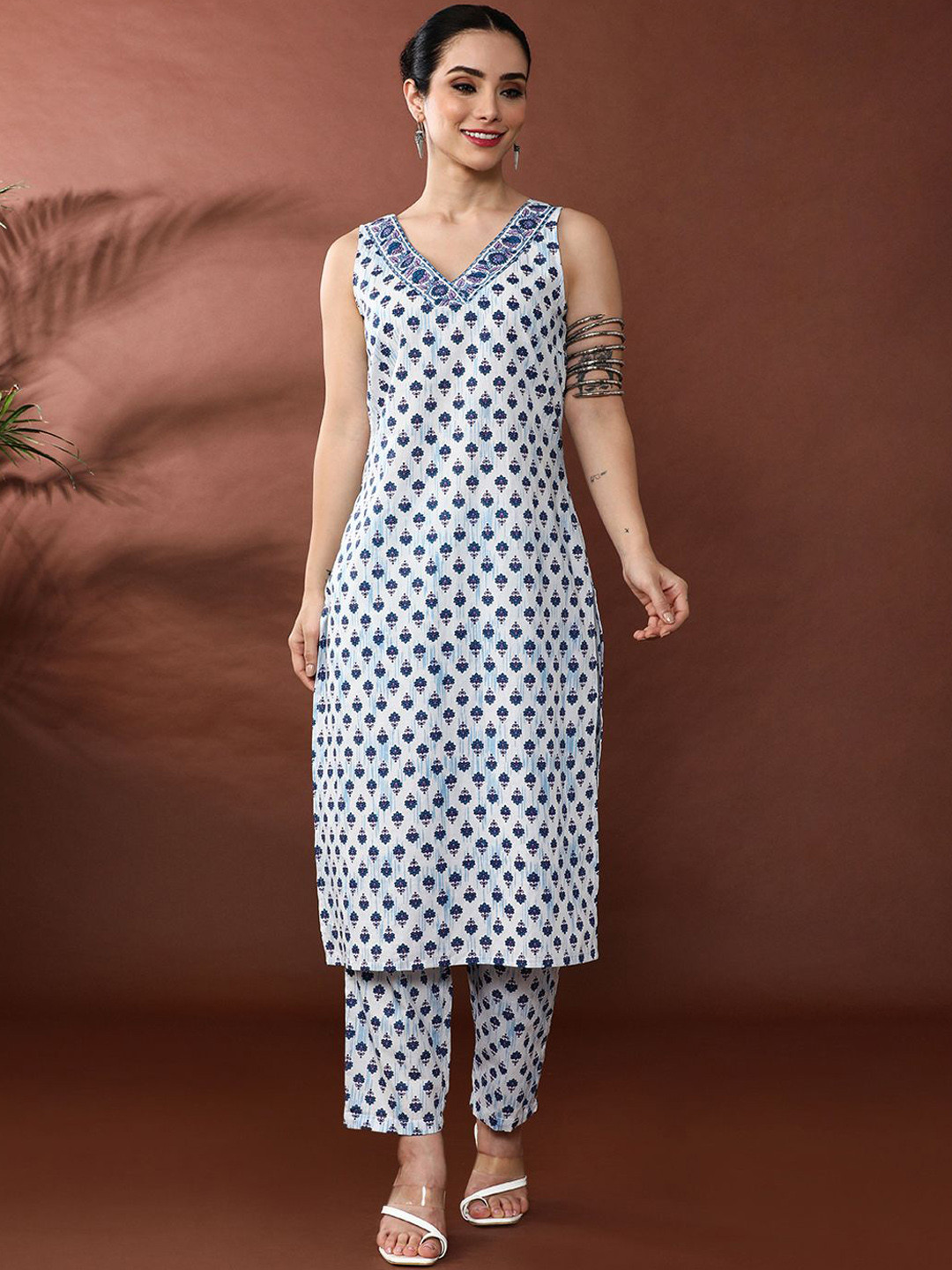 

Anouk Floral Printed V-Neck Straight Pure Cotton Kurta With Trouser, Blue