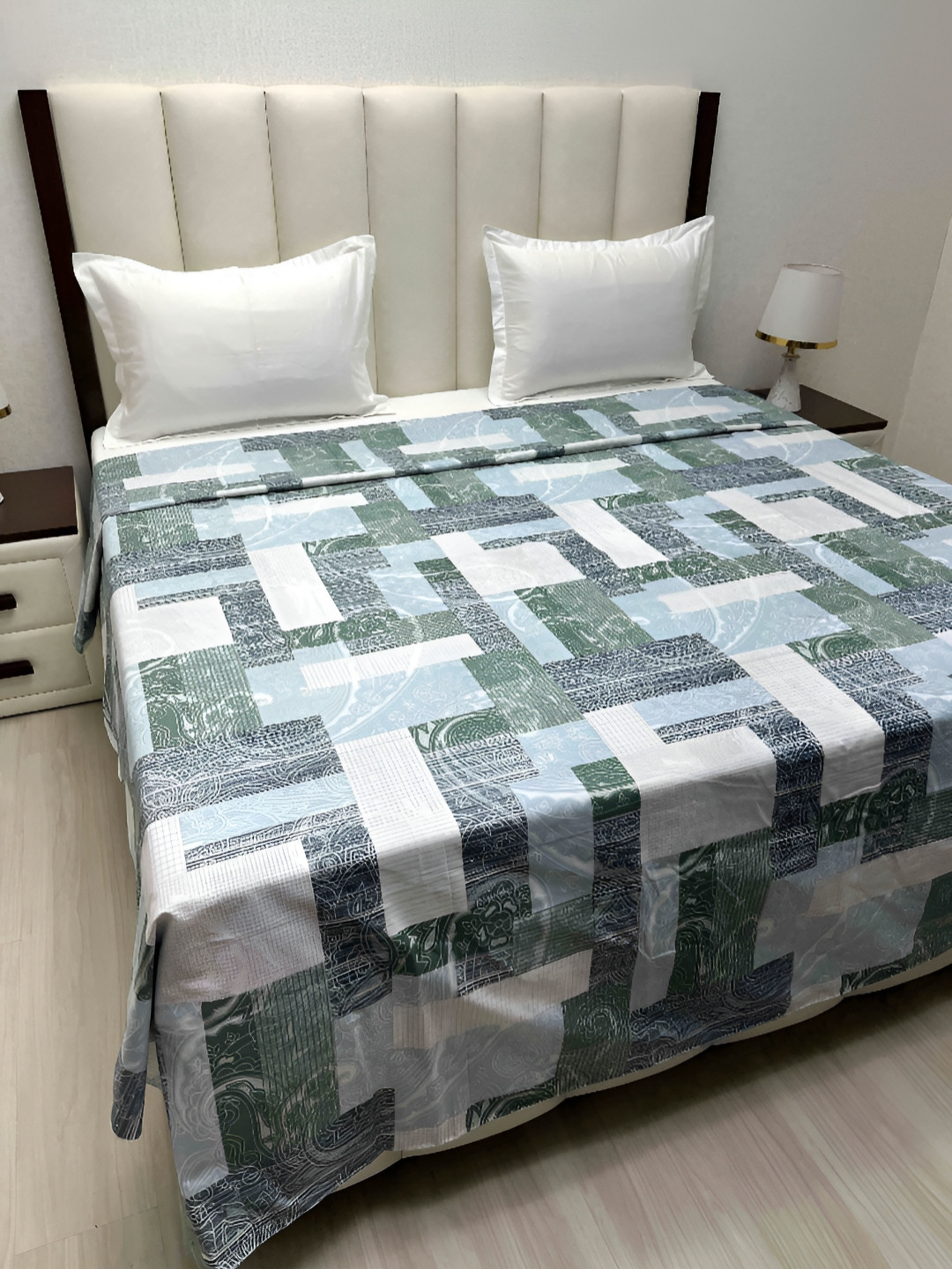 

Pure Decor White & Green Printed 250 TC Pure Cotton Super King Size Duvet Cover