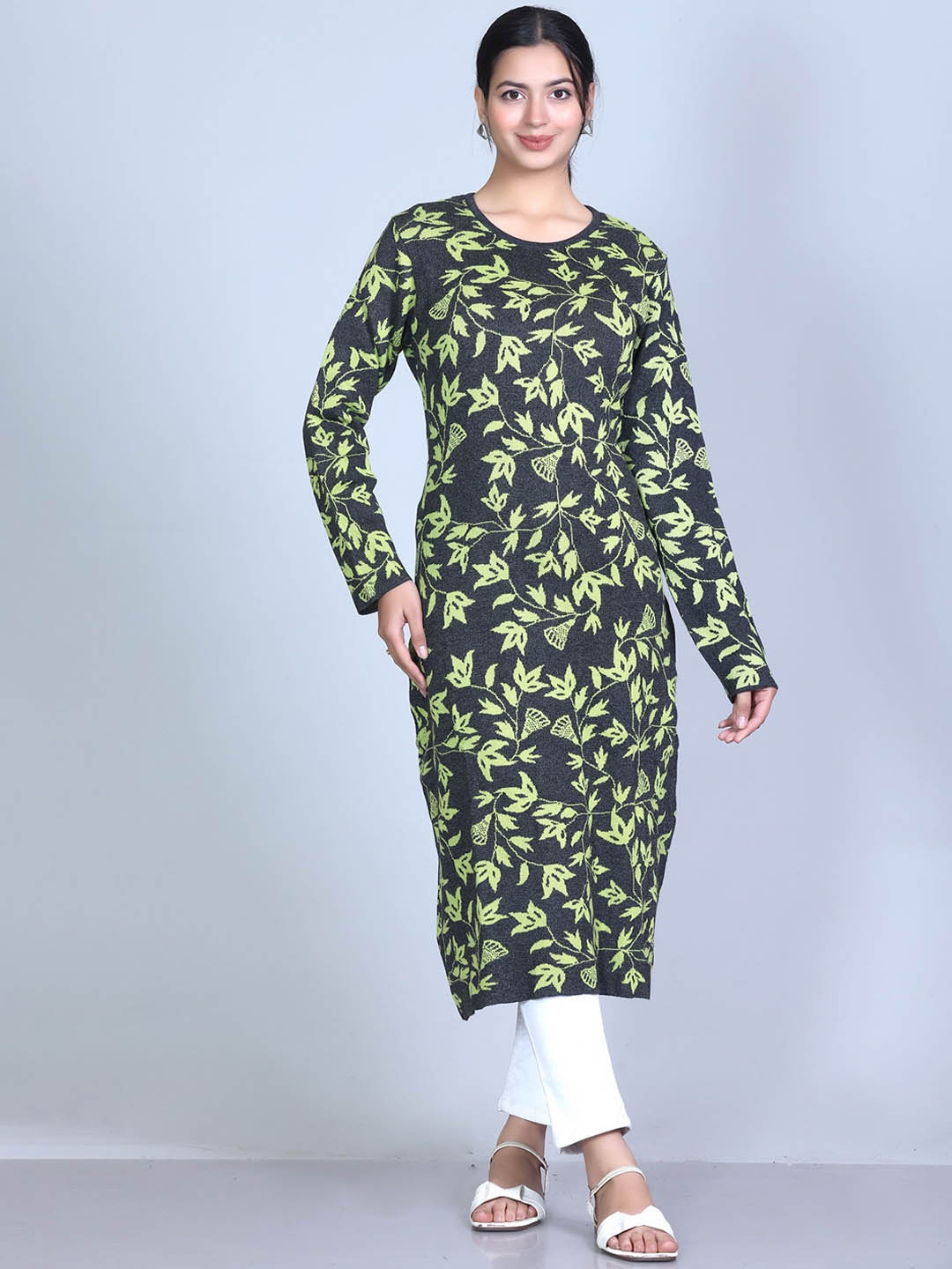 

BeriBlu Floral Woven Design Round Neck Jacquard Straight Kurta, Black