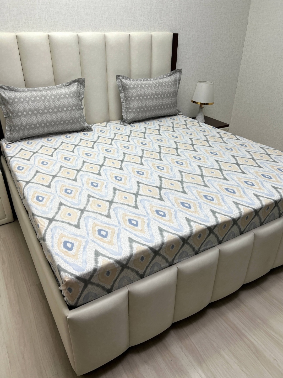 

Pure Decor White & Grey Geometric Printed Cotton 380 TC King Bedsheet Set- 2.74 m x 2.74 m