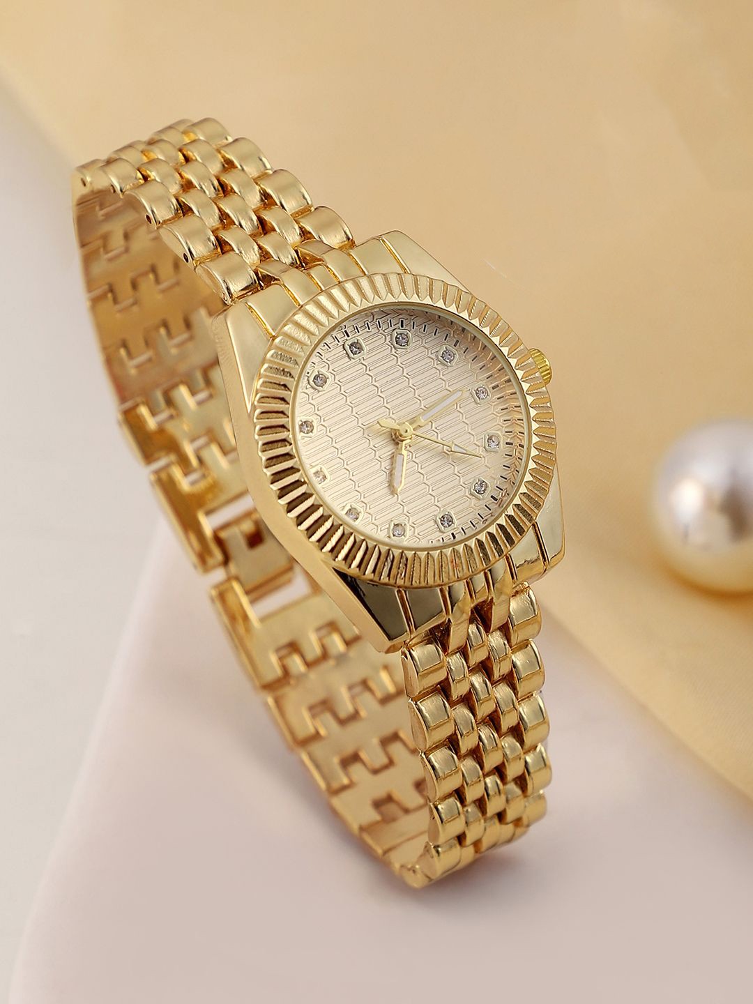 

HAUTE SAUCE by Campus Sutra Women Embellished The Ribbed H-Link Round Watch SS25_HSWC6015, Beige