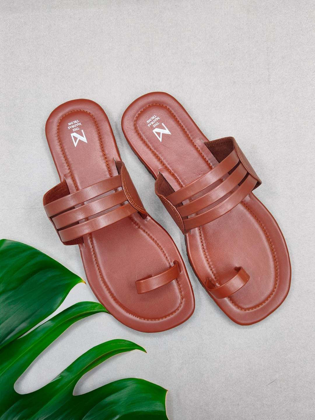 

THE MADRAS TRUNK Men Comfort Sandals, Brown