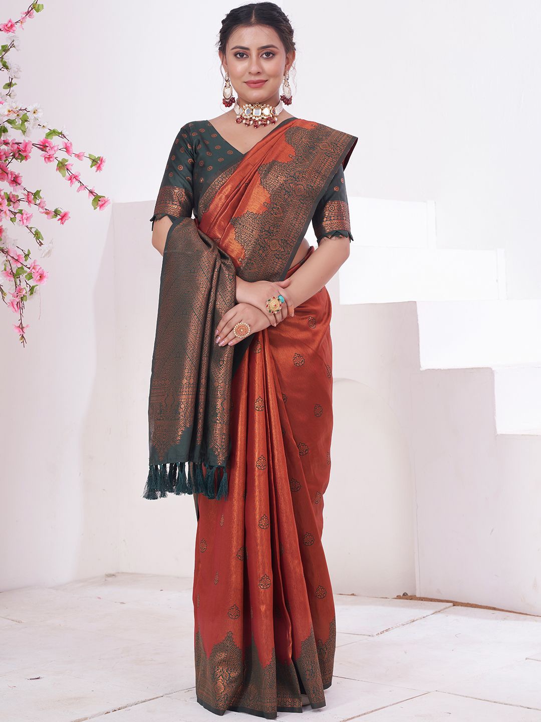 

DIVASTRI Woven Design Silk Blend Kanjeevaram Saree, Orange