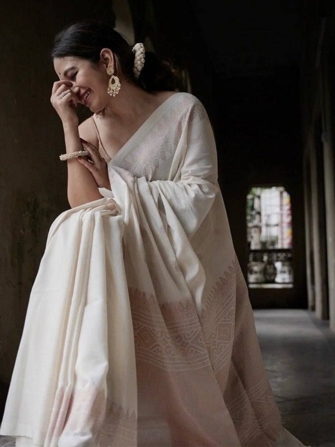 

ZIBLON Woven Design Silk Blend Handloom Kanjeevaram Saree, White
