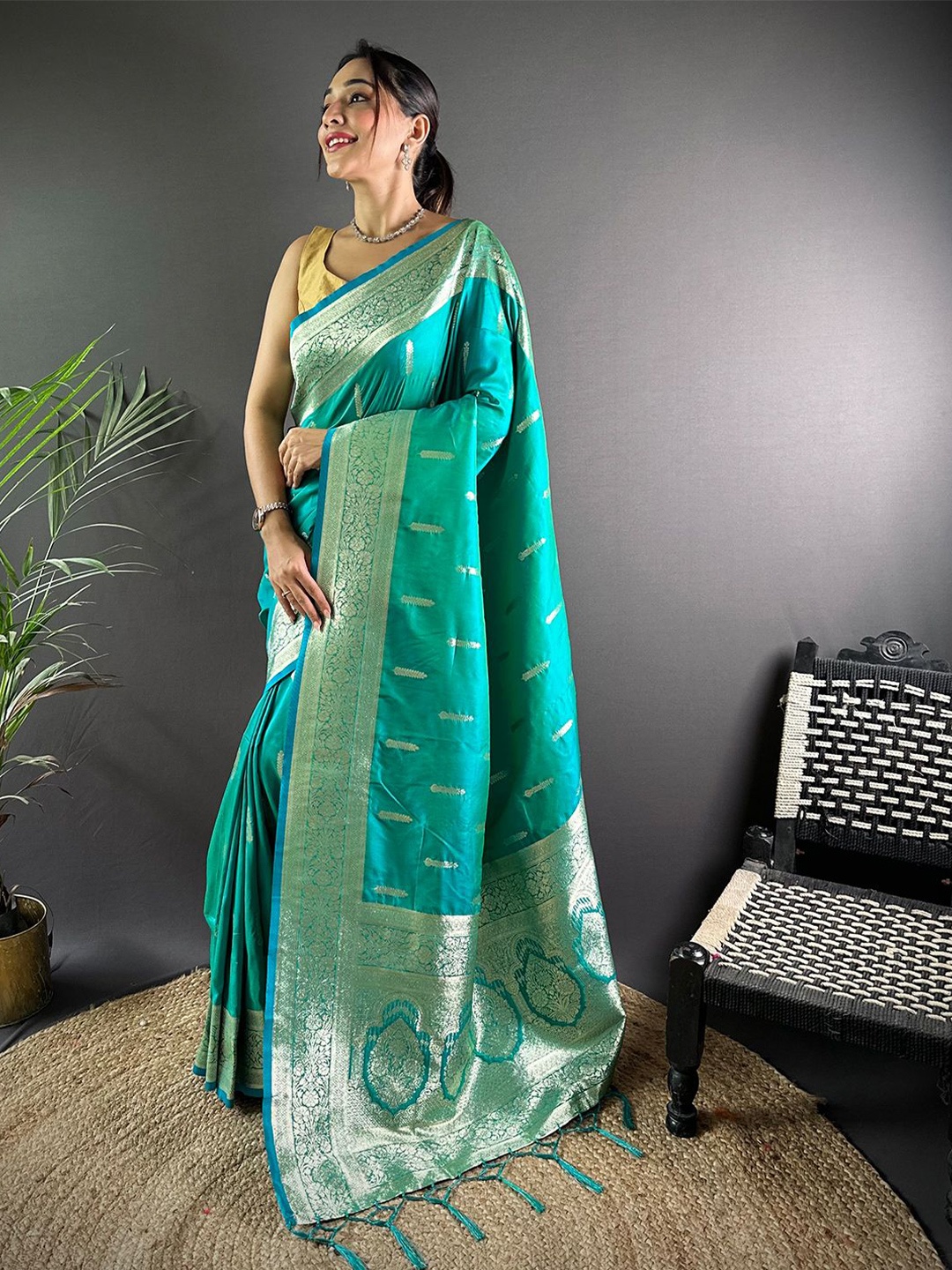 

DIVASTRI Woven Design Zari Silk Blend Banarasi Saree, Teal
