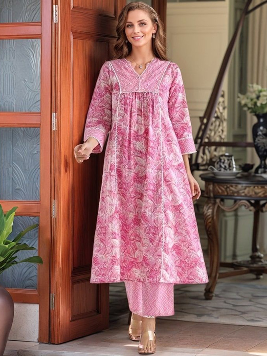 

DIVASTRI Floral Printed V Neck Panelled A Line Kurta With Trousers, Pink