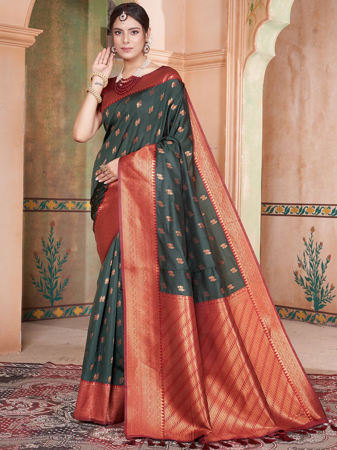 

DIVASTRI Woven Design Zari Silk Blend Kanjeevaram Saree, Green