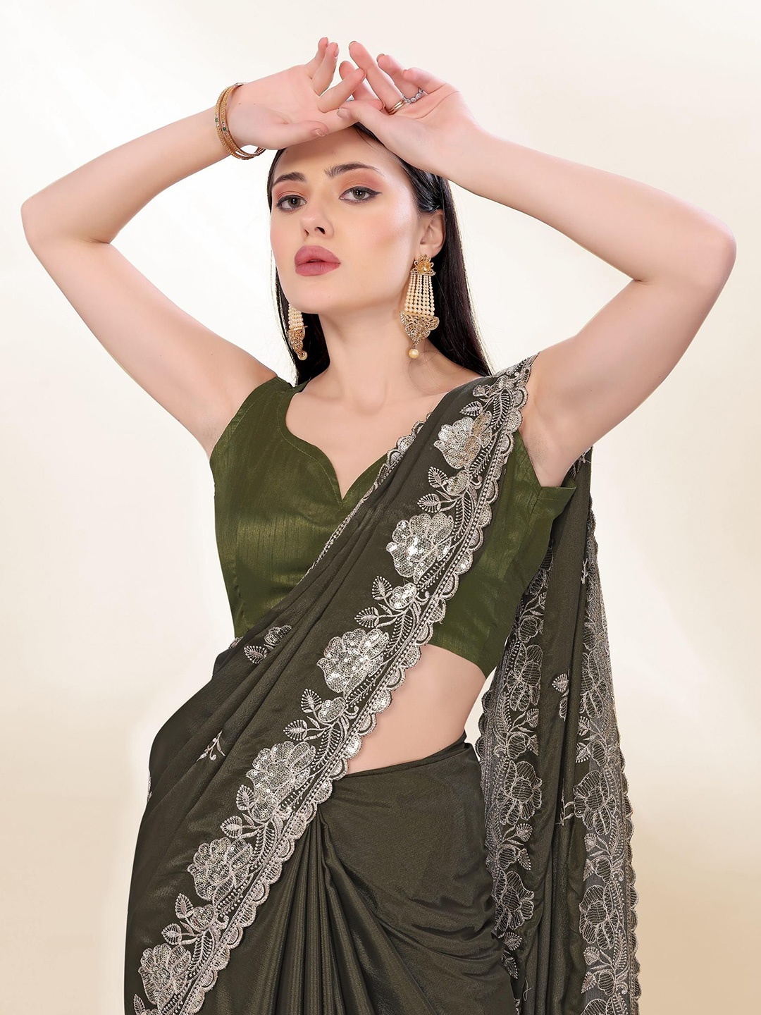 

VAIRAGEE Floral Embroidered Saree, Green