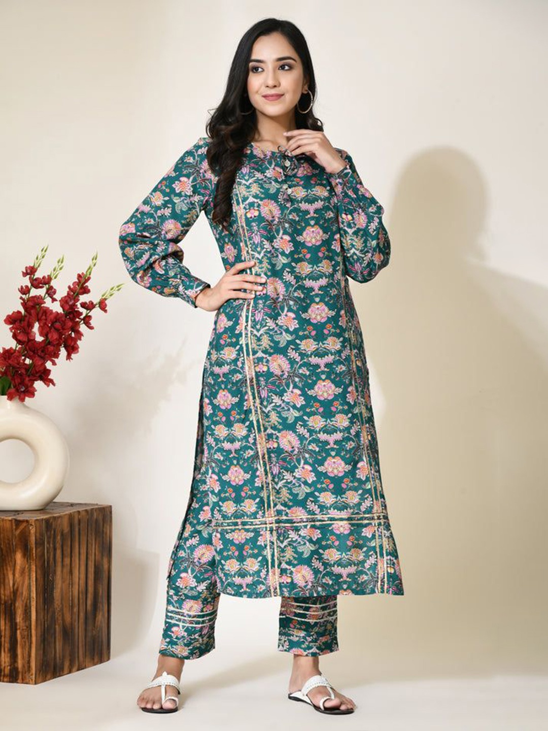 

SEEDS OF FUSION Floral Printed Gotta Work Round-Neck Straight Kurta, Green