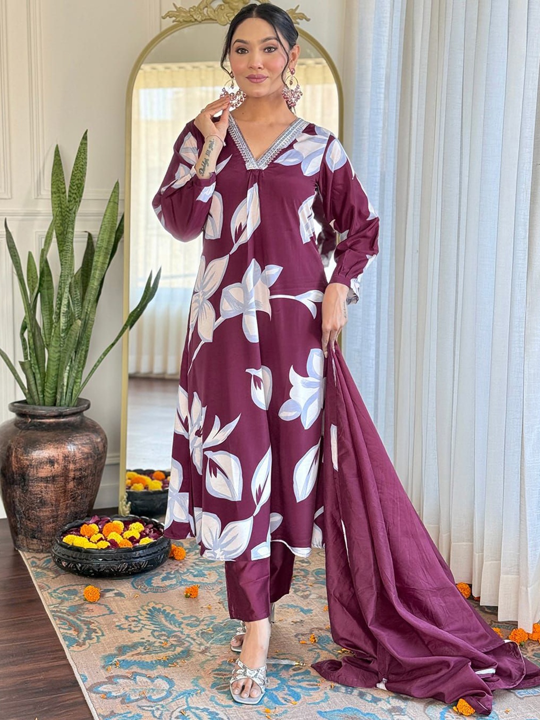 

KAUTIK FABRICS Women Embroidered Regular Thread Work Kurta with Trousers & With Dupatta, Purple