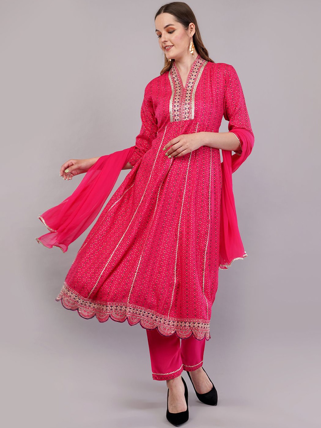 

Hunar Kala Floral Printed Panelled Thread Work Muslin Silk Kurta With Trouser & Dupatta, Pink