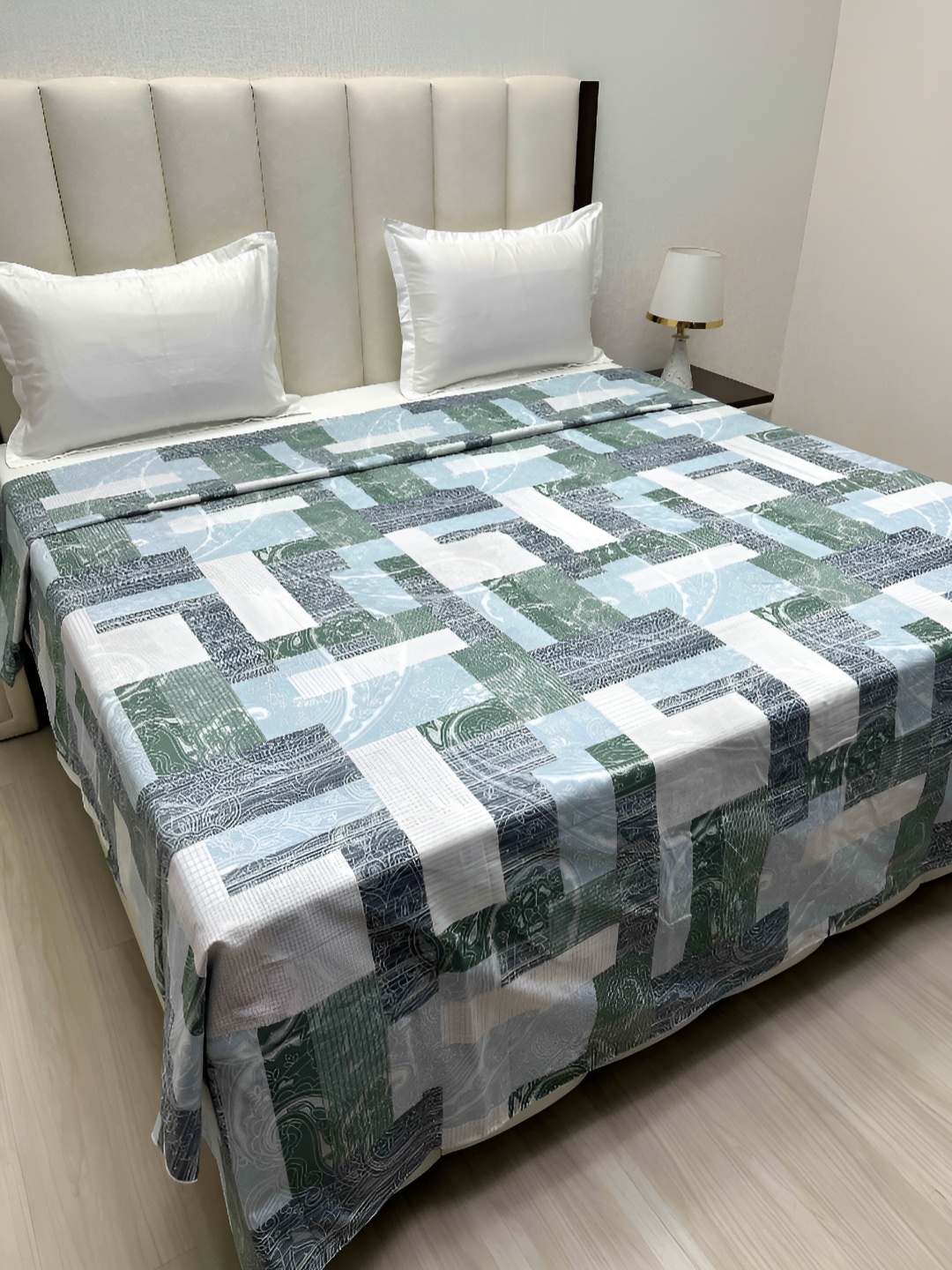 

Pure Decor Blue & White Floral Printed Pure Cotton 260 TC King Size Duvet Cover