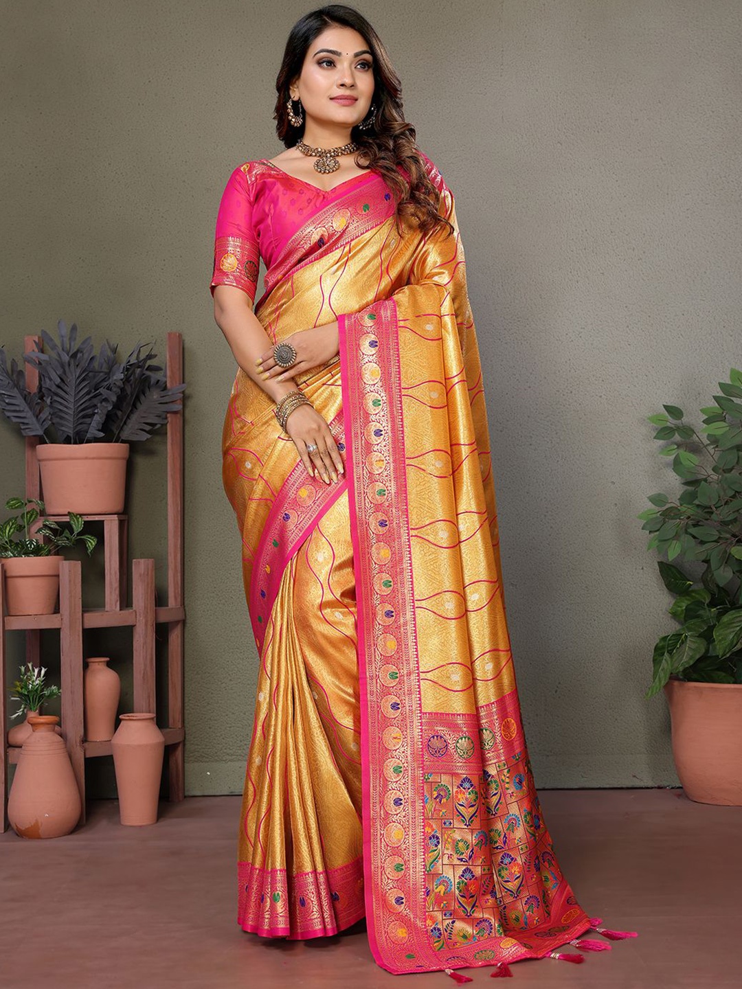 

DIVASTRI Zari Silk Blend Banarasi Saree, Yellow